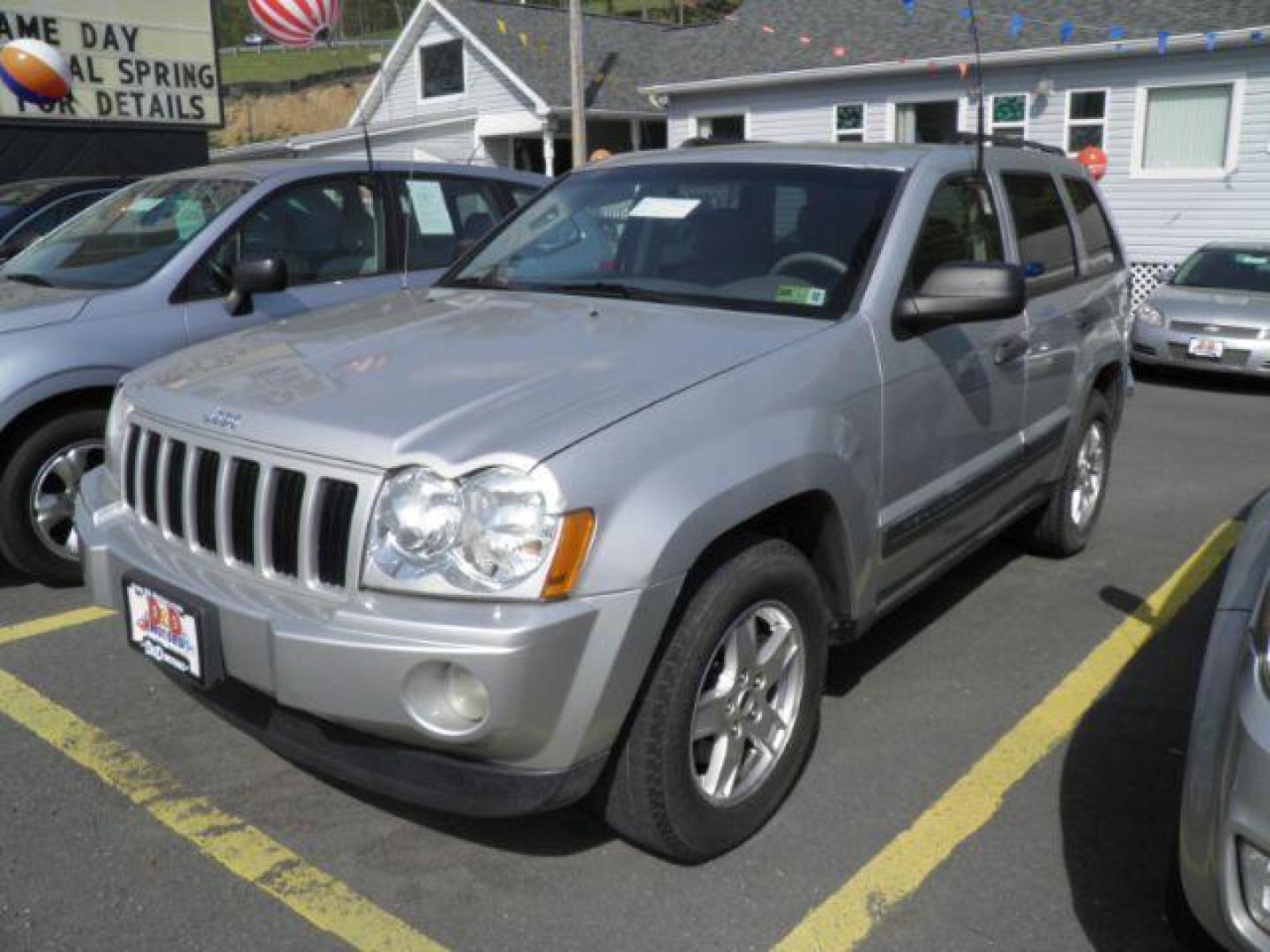 2005 GRAY JEEP GRAND CHEROKEE Laredo 4WD (1J4GR48K45C) with an 3.7L V6 engine, AT transmission, located at 15520 McMullen Hwy SW, Belair, MD, 21502, (301) 729-3700, 39.581375, -78.846451 - Photo#0