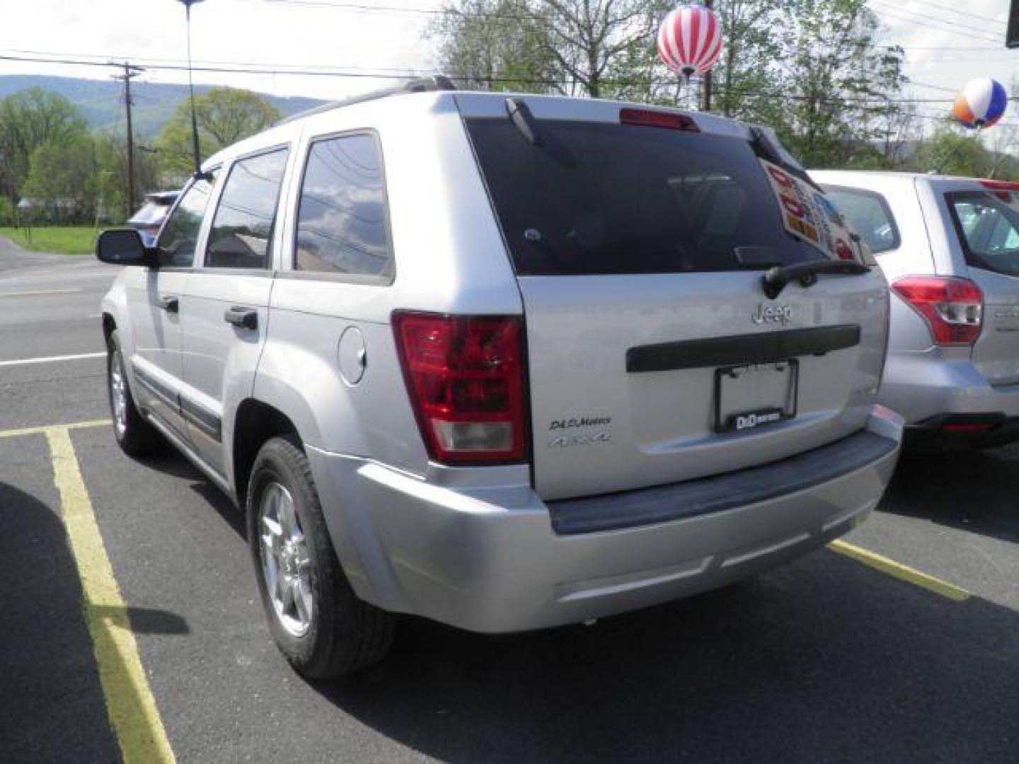2005 GRAY JEEP GRAND CHEROKEE Laredo 4WD (1J4GR48K45C) with an 3.7L V6 engine, AT transmission, located at 15520 McMullen Hwy SW, Belair, MD, 21502, (301) 729-3700, 39.581375, -78.846451 - Photo#5
