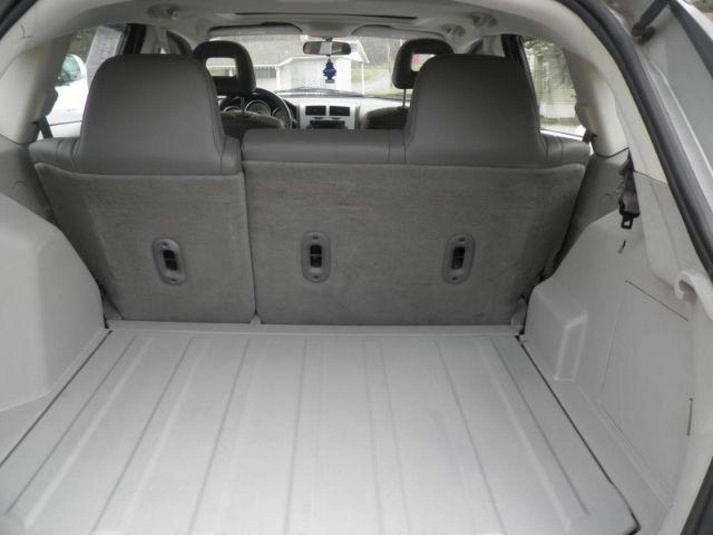 2007 SILVER Dodge Caliber R/T AWD (1B3HE78KX7D) with an 2.4l L4 engine, CVT transmission, located at 19521 New George's Creek Rd SW, Barton, MD, 21521, (301) 463-2404, 39.524323, -79.017906 - Photo#4