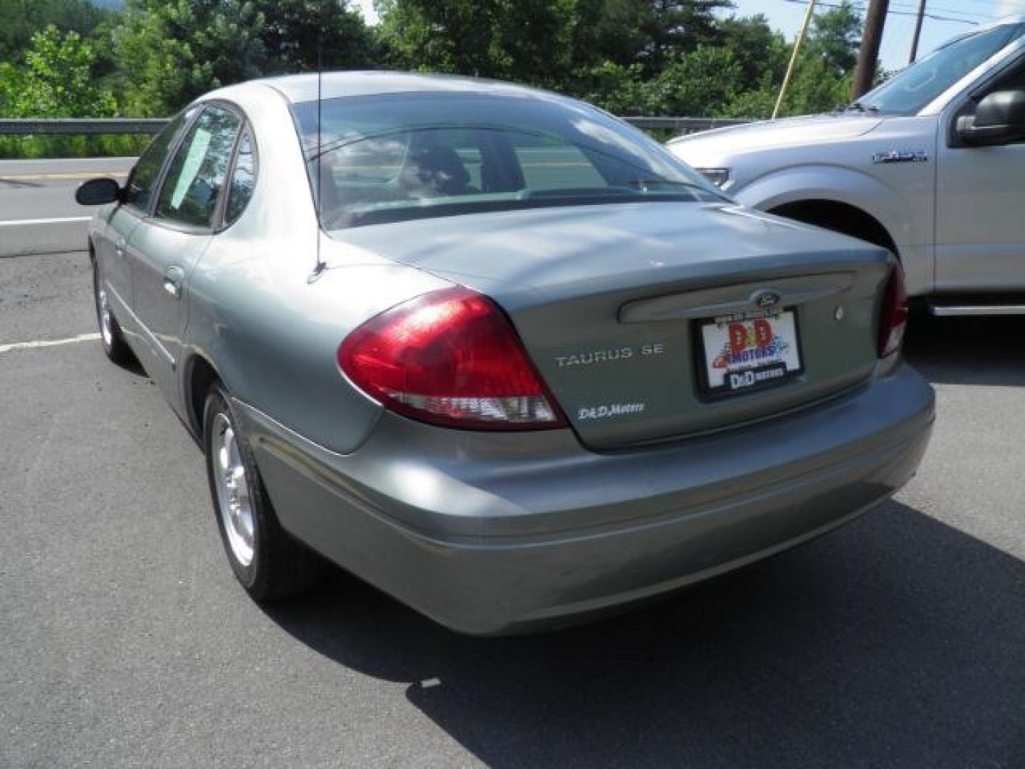2007 GREEN Ford Taurus SE (1FAFP53U37A) with an 3.6L V6 engine, AT transmission, located at 15520 McMullen Hwy SW, Belair, MD, 21502, (301) 729-3700, 39.581375, -78.846451- Photo#4