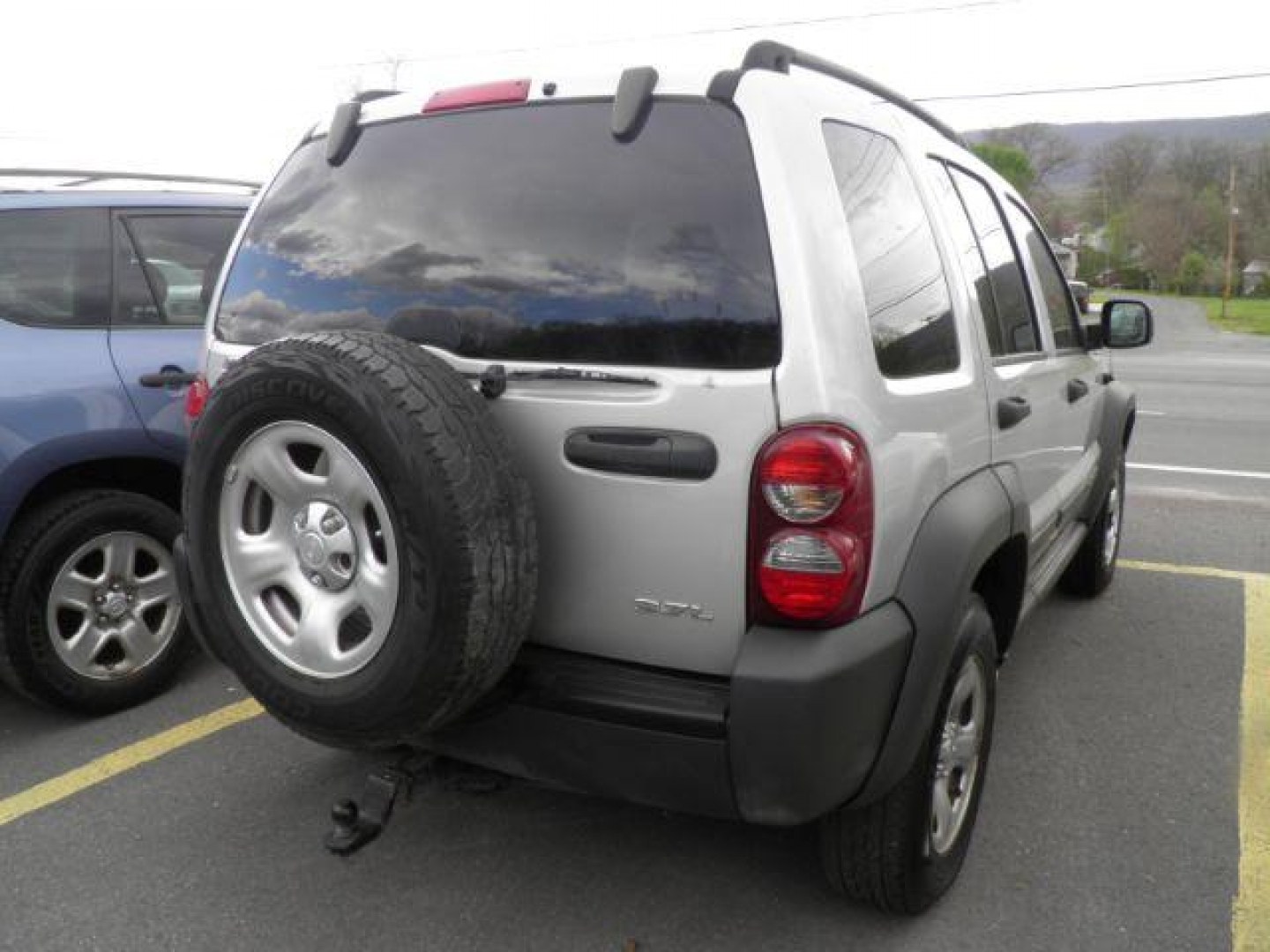 2007 Silver Jeep Liberty Sport 4WD (1J4GL48K47W) with an 3.7L V6 engine, 5/SP transmission, located at 15520 McMullen Hwy SW, Belair, MD, 21502, (301) 729-3700, 39.581375, -78.846451 - Photo#5