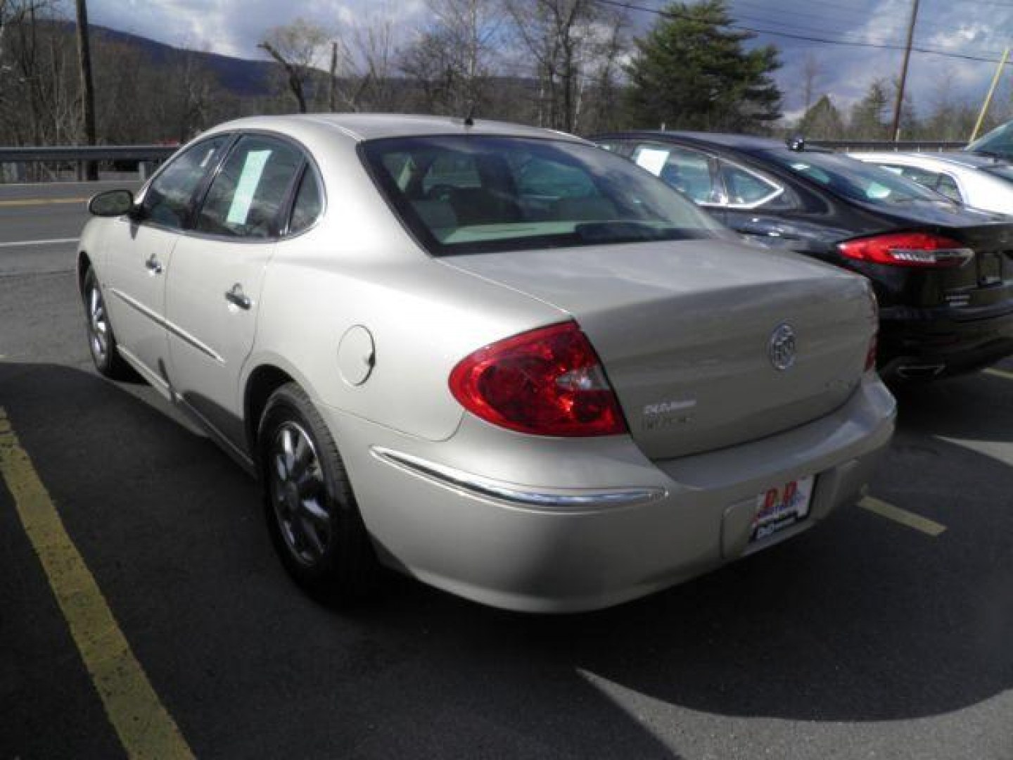 2008 BEIGE Buick LaCrosse CXL (2G4WD582981) with an 3.8 V6 engine, AT transmission, located at 15520 McMullen Hwy SW, Belair, MD, 21502, (301) 729-3700, 39.581375, -78.846451 - Photo#4