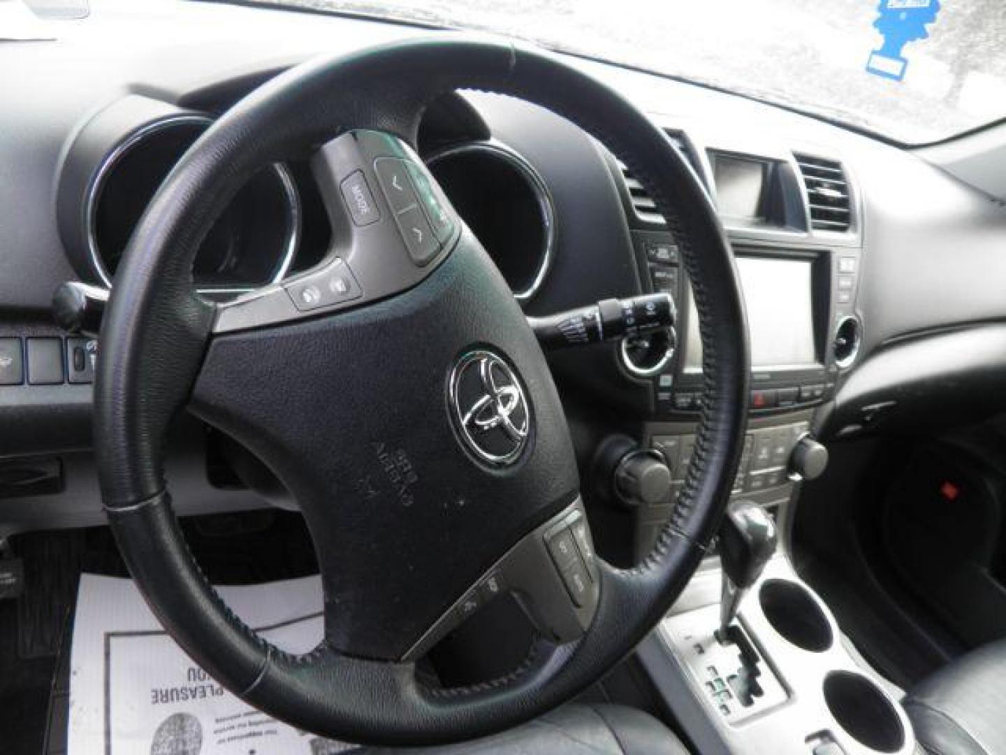 2008 SILVER Toyota Highlander Sport 4WD (JTEES43AX82) with an 3.5L V6 engine, AT transmission, located at 19521 New George's Creek Rd SW, Barton, MD, 21521, (301) 463-2404, 39.524323, -79.017906 - Photo#2