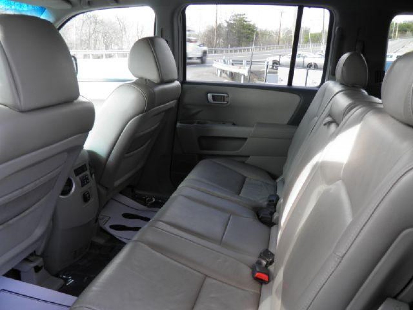 2009 Silver Honda Pilot EX-L 4WD (5FNYF48589B) with an 3.5L V6 engine, AT transmission, located at 15520 McMullen Hwy SW, Belair, MD, 21502, (301) 729-3700, 39.581375, -78.846451 - Photo#3
