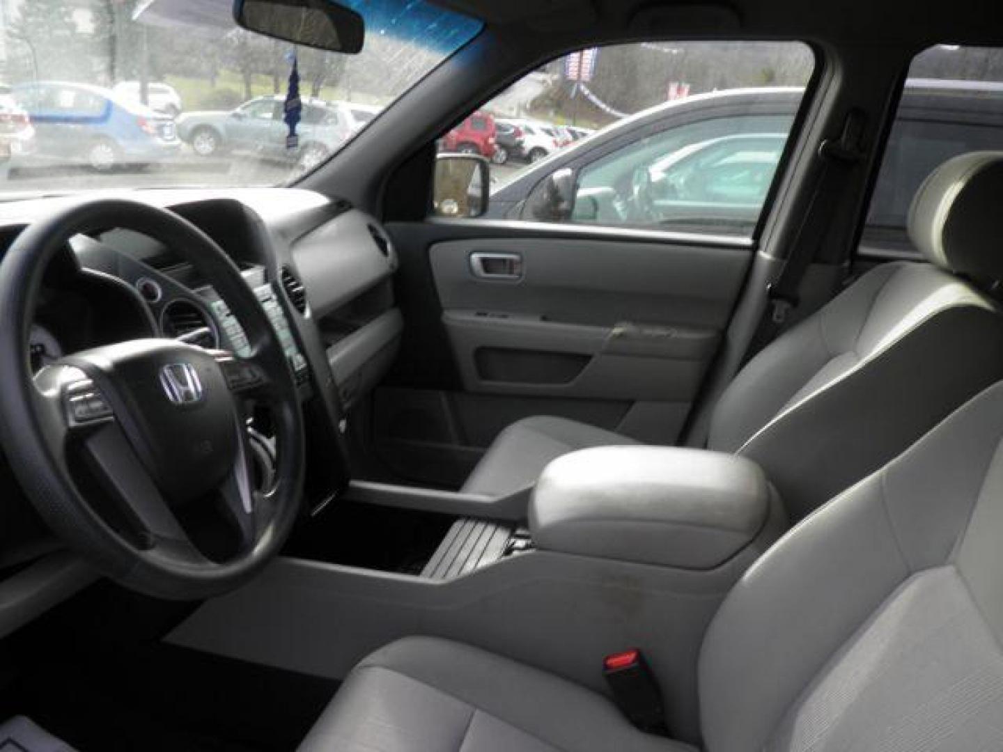 2009 SILVER Honda Pilot EX (5FNYF48449B) with an 3.5L V6 engine, AT transmission, located at 19521 New George's Creek Rd SW, Barton, MD, 21521, (301) 463-2404, 39.524323, -79.017906 - Photo#1
