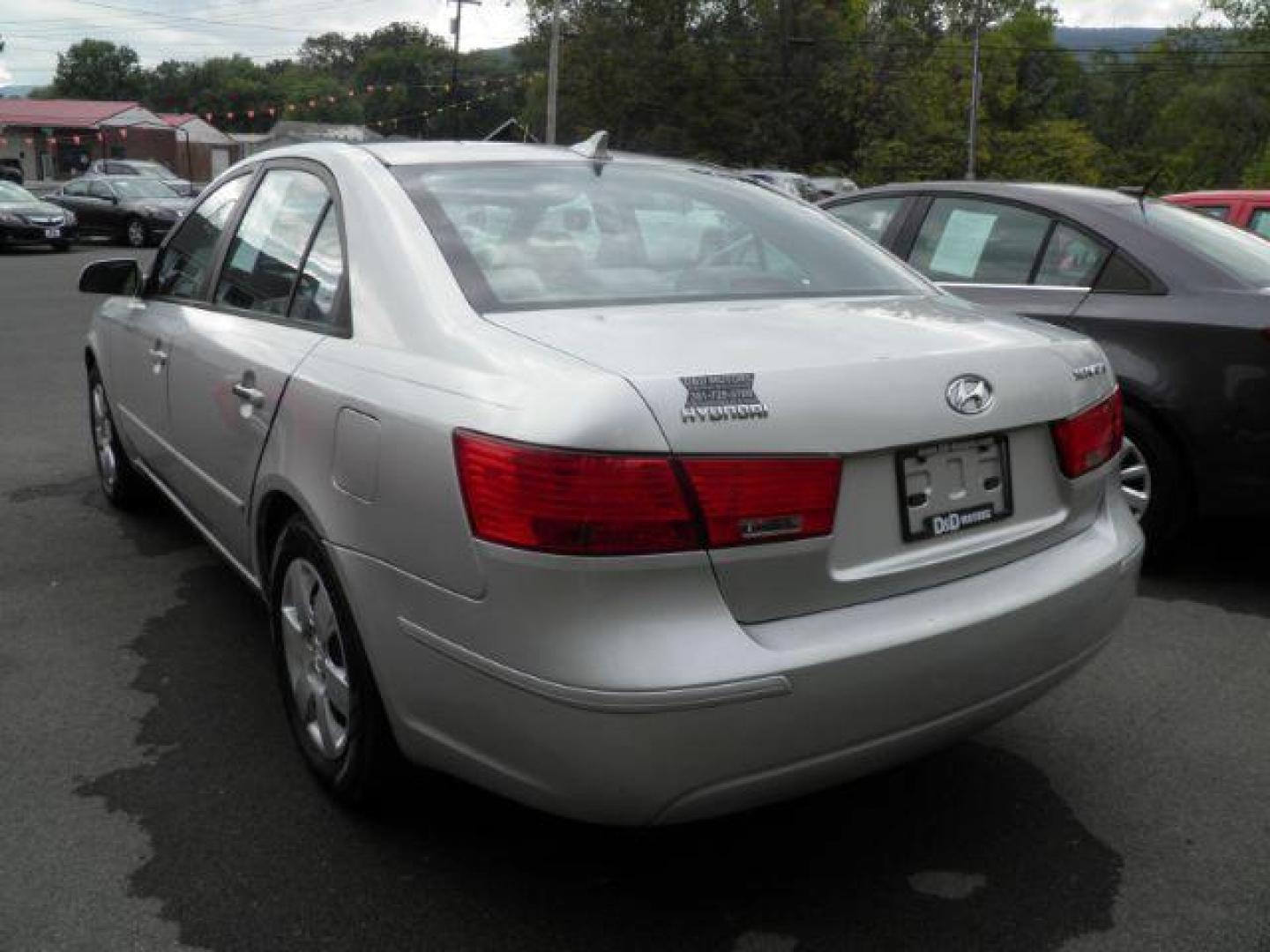 2009 Silver Hyundai Sonata GLS (5NPET46C69H) with an 2.4L I4 engine, AT transmission, located at 15520 McMullen Hwy SW, Belair, MD, 21502, (301) 729-3700, 39.581375, -78.846451 - Photo#4