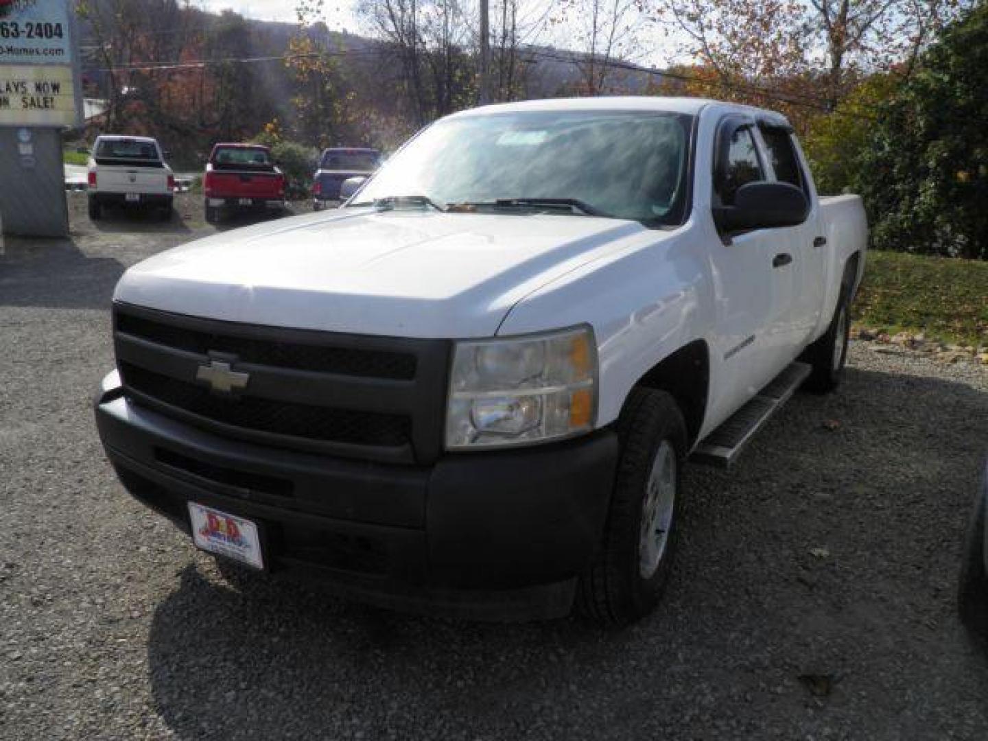 2010 WHITE Chevrolet Silverado 1500 Work Truck Crew Cab 2WD (3GCRCPE02AG) with an 5.3 V8 engine, AT transmission, located at 19521 New George's Creek Rd SW, Barton, MD, 21521, (301) 463-2404, 39.524323, -79.017906 - Photo#0