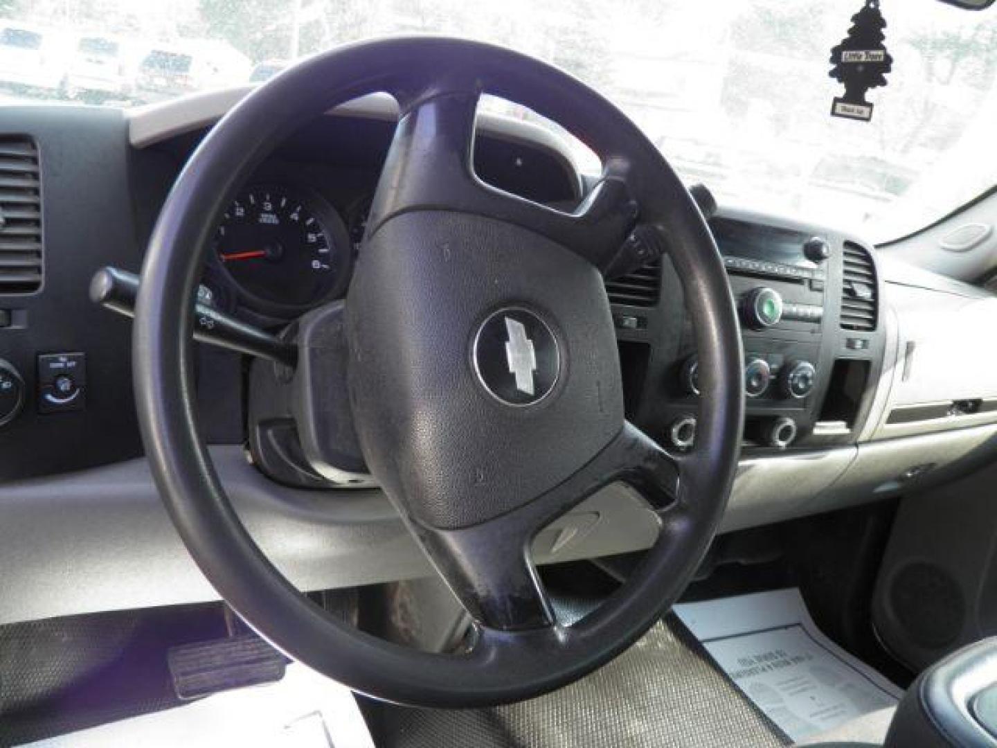 2010 WHITE Chevrolet Silverado 1500 Work Truck Crew Cab 2WD (3GCRCPE02AG) with an 5.3 V8 engine, AT transmission, located at 19521 New George's Creek Rd SW, Barton, MD, 21521, (301) 463-2404, 39.524323, -79.017906 - Photo#2