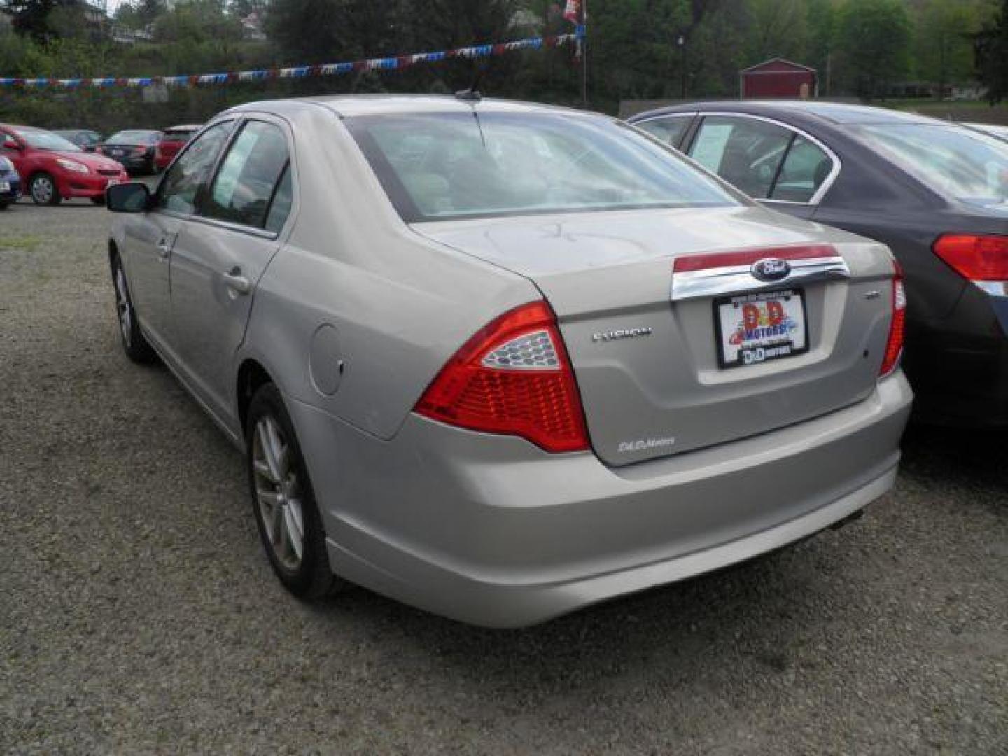 2010 GOLD Ford Fusion SEL (3FAHP0JA2AR) with an 2.5 L4 engine, AT transmission, located at 19521 New George's Creek Rd SW, Barton, MD, 21521, (301) 463-2404, 39.524323, -79.017906 - Photo#4