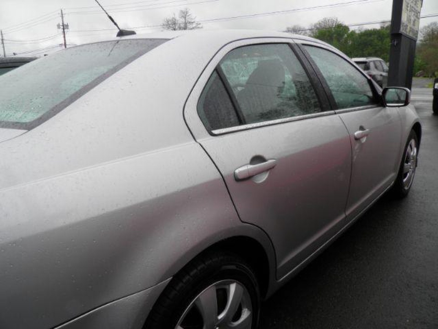 2010 Silver Ford Fusion SE (3FAHP0HA8AR) with an 3.6L V6 engine, AT transmission, located at 15520 McMullen Hwy SW, Belair, MD, 21502, (301) 729-3700, 39.581375, -78.846451 - Photo#4