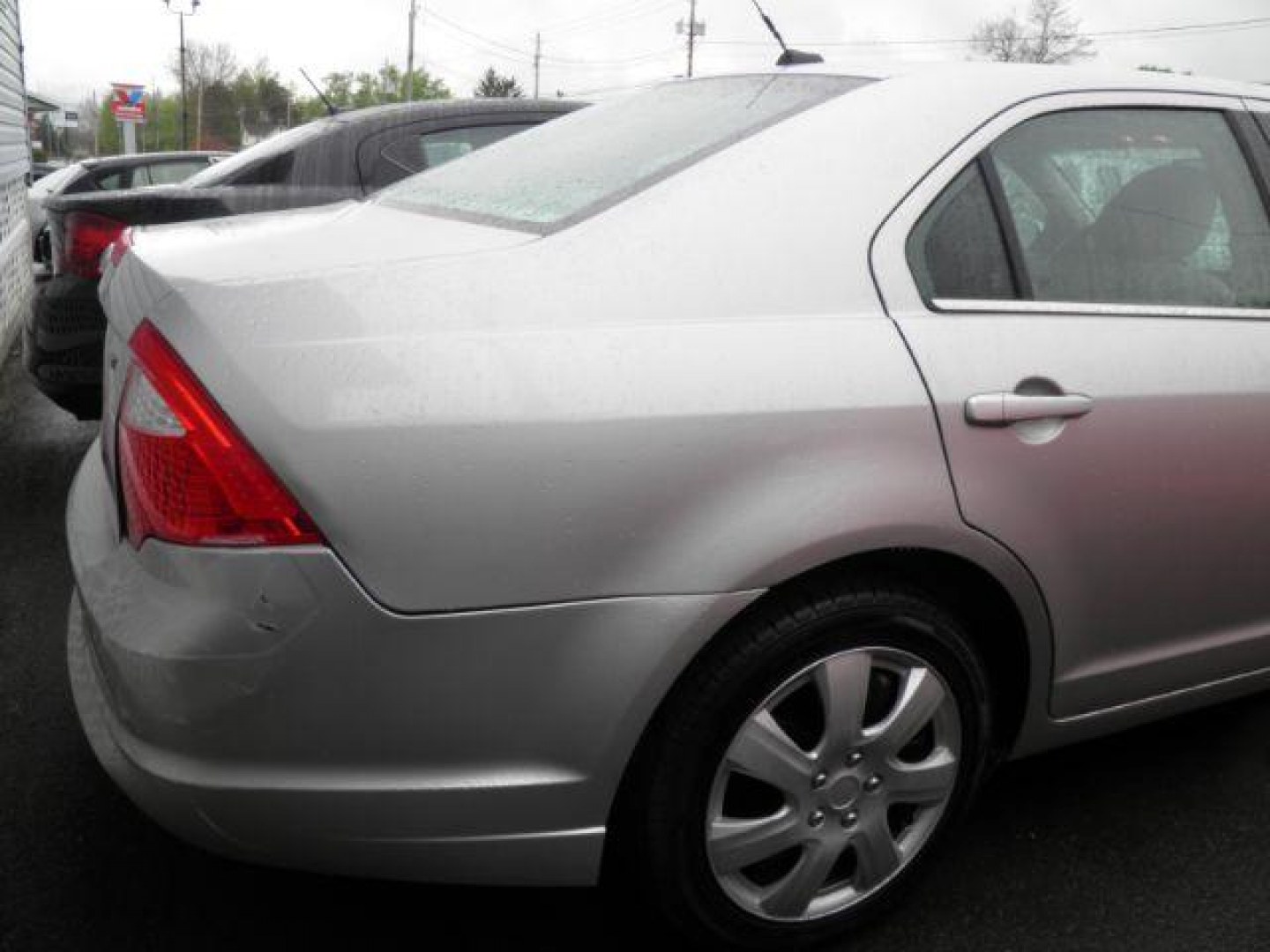 2010 Silver Ford Fusion SE (3FAHP0HA8AR) with an 3.6L V6 engine, AT transmission, located at 15520 McMullen Hwy SW, Belair, MD, 21502, (301) 729-3700, 39.581375, -78.846451 - Photo#5