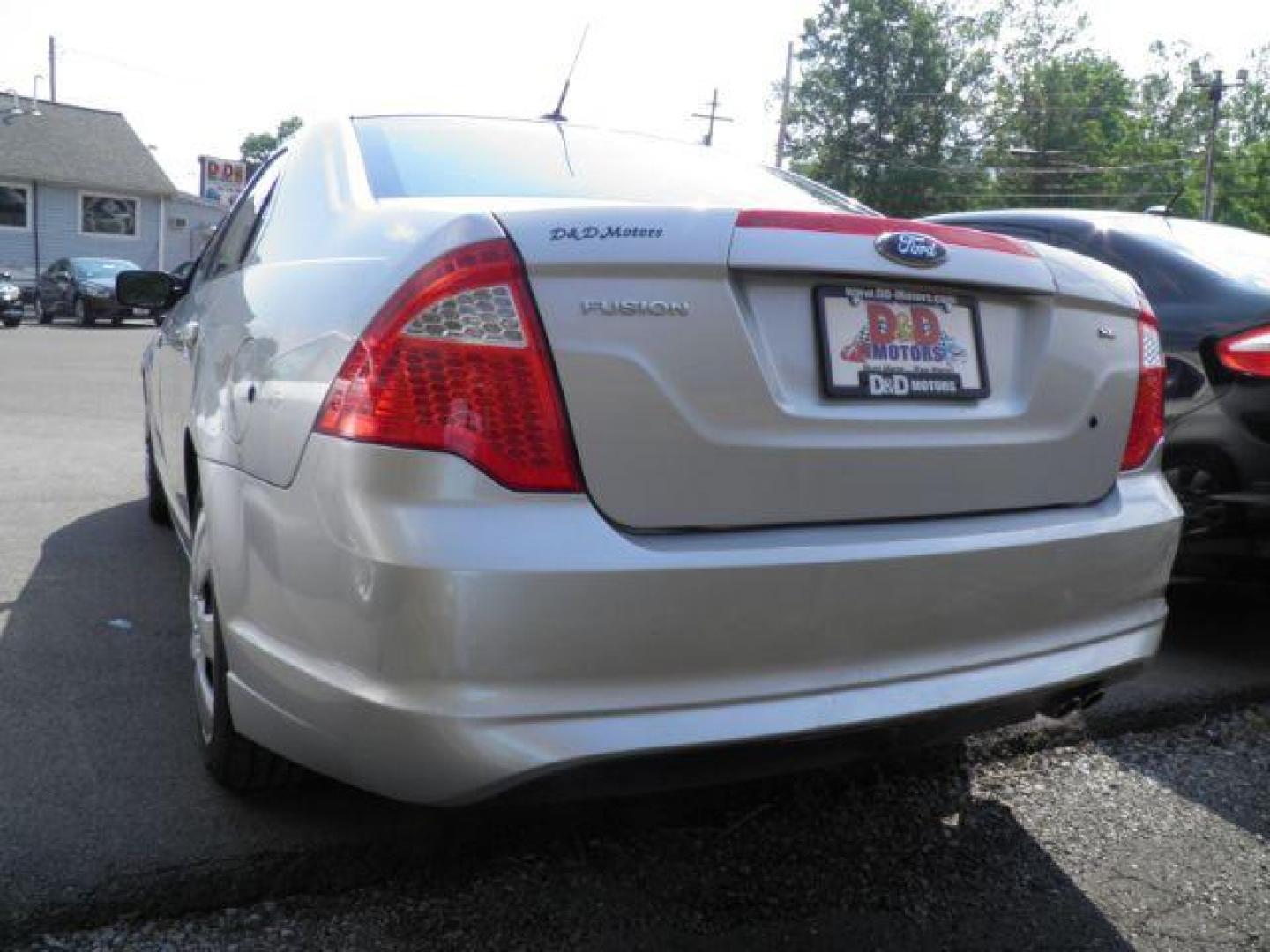 2010 Silver Ford Fusion SE (3FAHP0HA8AR) with an 3.6L V6 engine, AT transmission, located at 15520 McMullen Hwy SW, Belair, MD, 21502, (301) 729-3700, 39.581375, -78.846451 - Photo#4