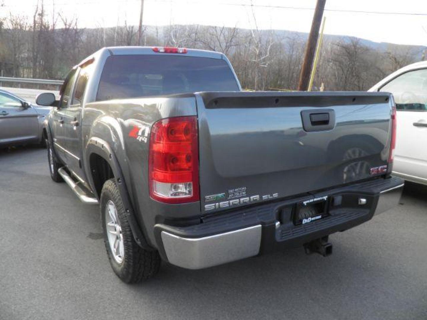 2010 Green GMC Sierra 1500 SLE (3GTRKVE37AG) with an 5.3L V8 engine, AT transmission, located at 15520 McMullen Hwy SW, Belair, MD, 21502, (301) 729-3700, 39.581375, -78.846451 - Photo#4