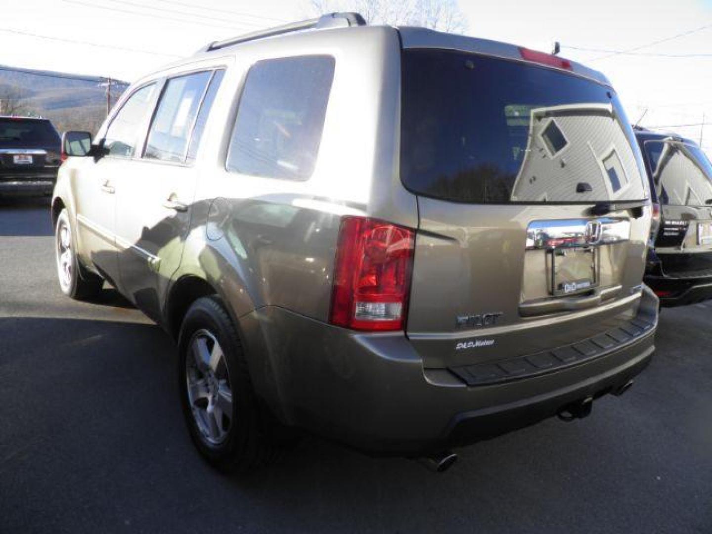 2010 Tan Honda Pilot EX-L (5FNYF4H59AB) with an 3.5L V6 engine, AT transmission, located at 15520 McMullen Hwy SW, Belair, MD, 21502, (301) 729-3700, 39.581375, -78.846451 - Photo#6