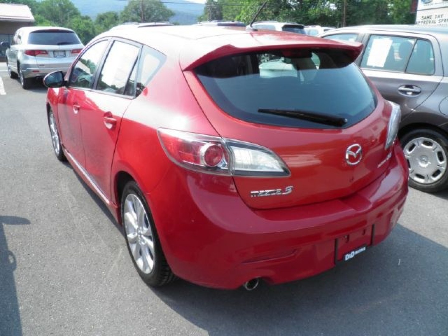 2010 RED Mazda MAZDA3 s Sport 5-Door (JM1BL1H63A1) with an 2.5 L4 engine, AT transmission, located at 15520 McMullen Hwy SW, Belair, MD, 21502, (301) 729-3700, 39.581375, -78.846451- Photo#5