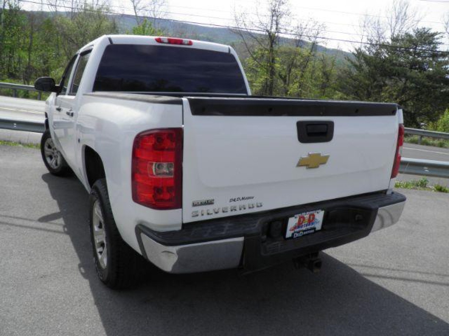 2011 WHITE Chevrolet Silverado 1500 LS Crew Cab Short Bo (3GCPKREA6BG) with an 4.8L V8 engine, AT transmission, located at 15520 McMullen Hwy SW, Belair, MD, 21502, (301) 729-3700, 39.581375, -78.846451 - Photo#4