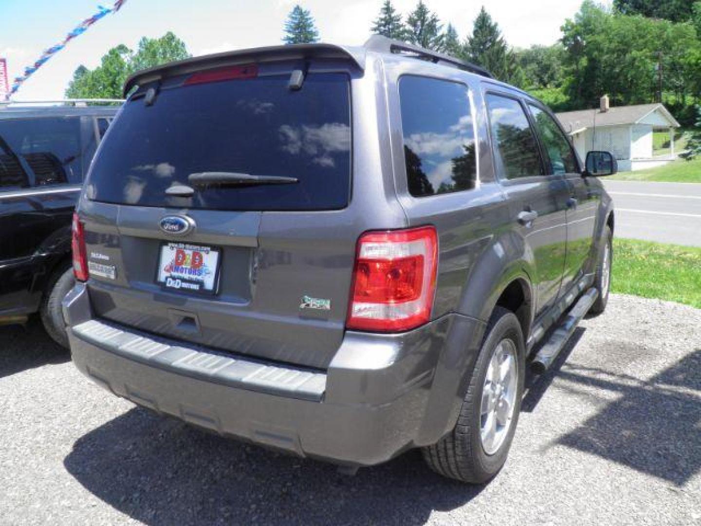 2011 GRAY Ford Escape XLT 4WD (1FMCU9DG0BK) with an 3.0 V6 engine, AT transmission, located at 19521 New George's Creek Rd SW, Barton, MD, 21521, (301) 463-2404, 39.524323, -79.017906 - Photo#5