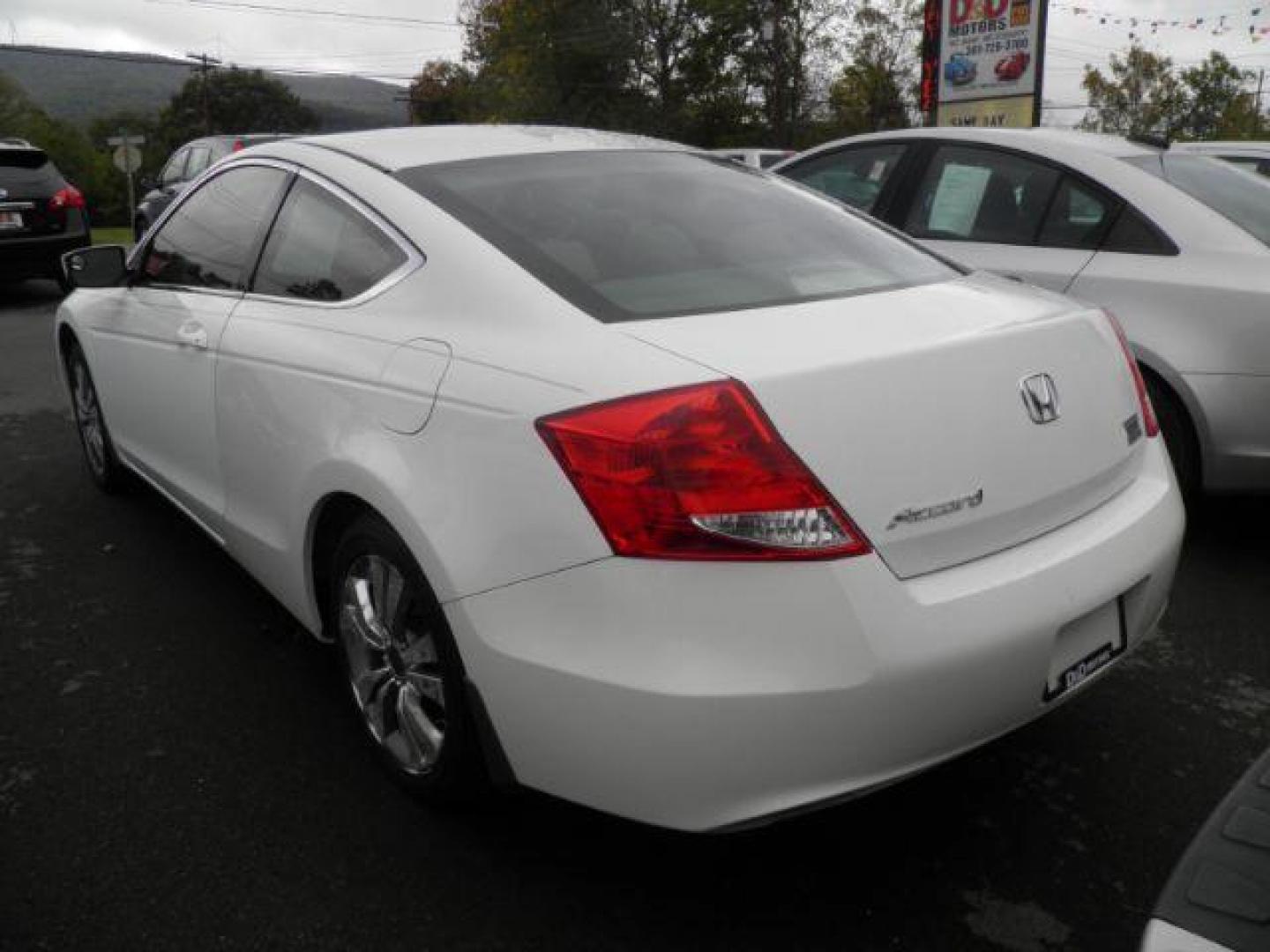 2011 White Honda Accord 2.4 EX-L (1HGCS1B82BA) with an 2.4L I4 engine, AT transmission, located at 15520 McMullen Hwy SW, Belair, MD, 21502, (301) 729-3700, 39.581375, -78.846451 - Photo#4