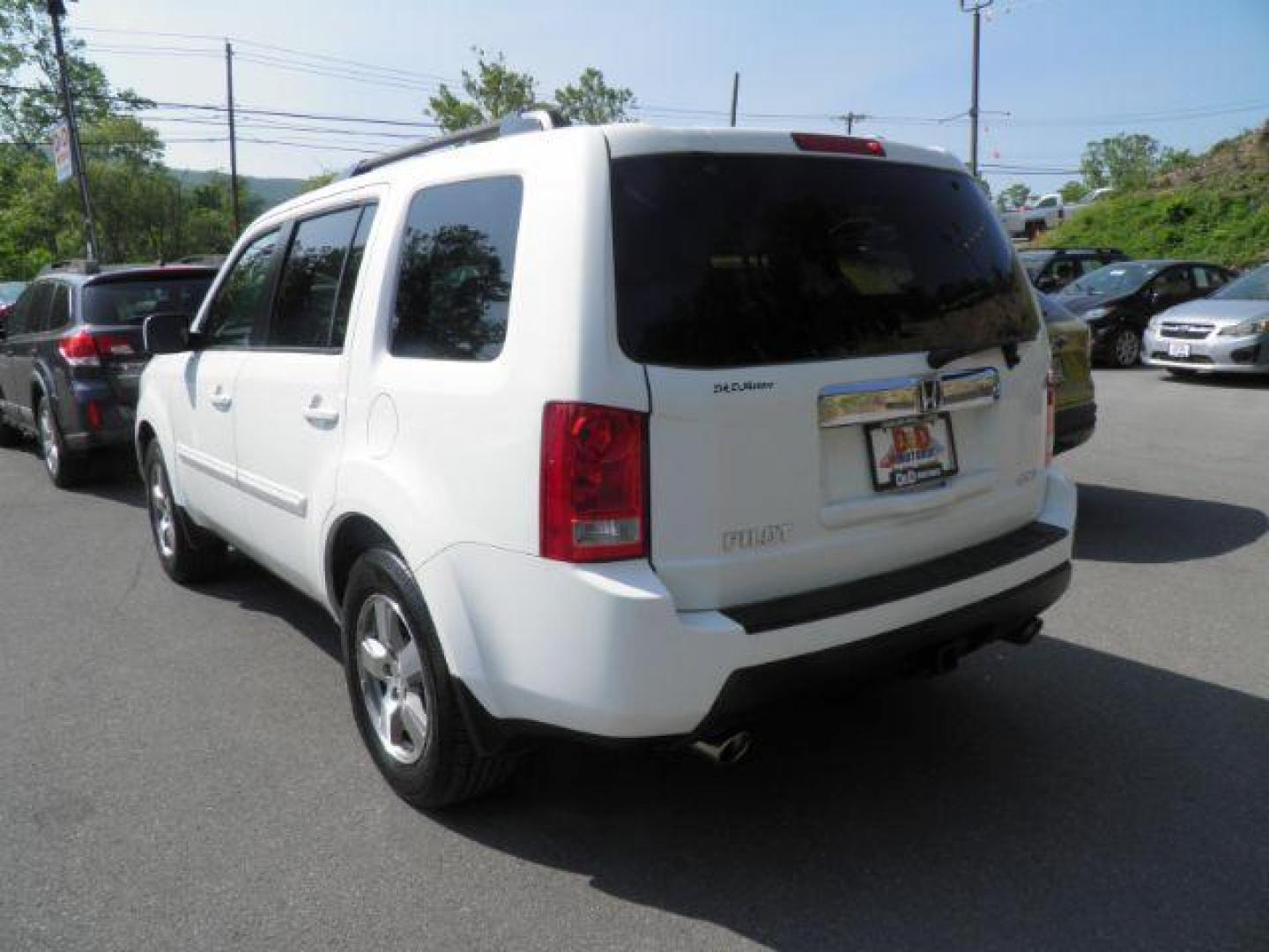 2011 WHITE Honda Pilot EX-L (5FNYF4H59BB) with an 3.5L V6 engine, located at 15520 McMullen Hwy SW, Belair, MD, 21502, (301) 729-3700, 39.581375, -78.846451 - Photo#5
