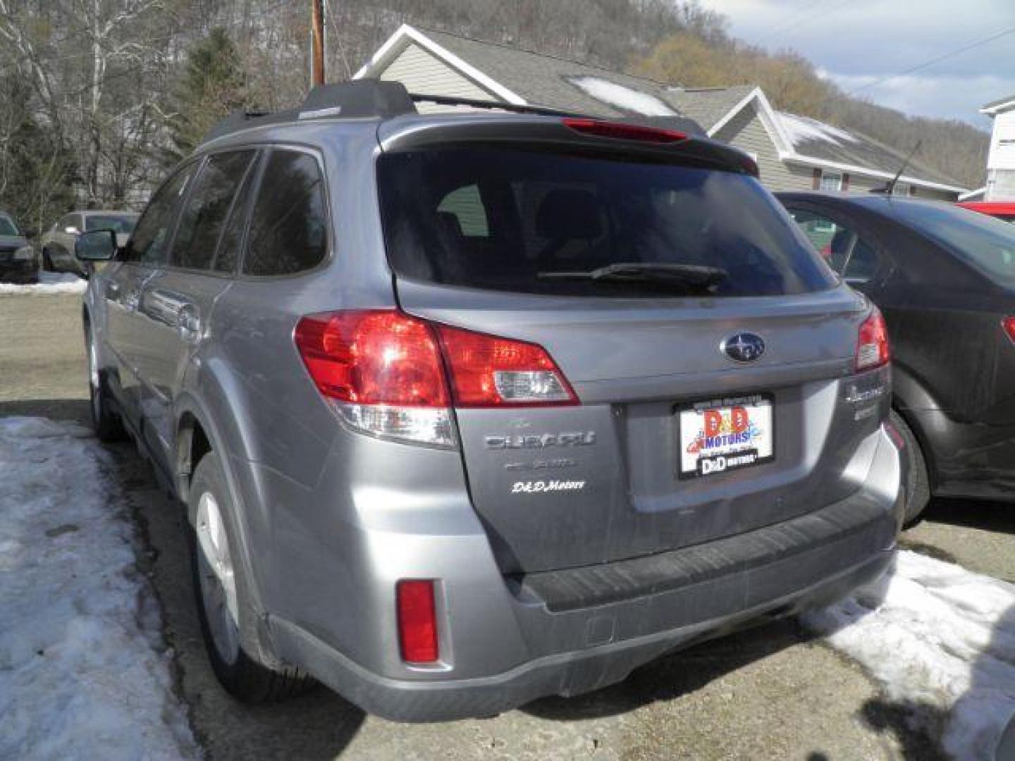 2011 GRAY Subaru Outback 2.5I Premium (4S4BRBCC1B3) with an 2.5 L4 engine, CVT transmission, located at 19521 New George's Creek Rd SW, Barton, MD, 21521, (301) 463-2404, 39.524323, -79.017906 - Photo#5