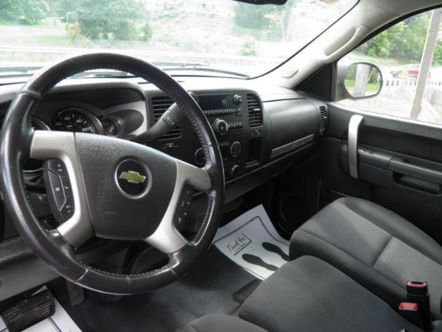 2012 GRAY Chevrolet Silverado 1500 LT Ext. Cab 4WD (1GCRKSE76CZ) with an 5.3L V8 engine, AT transmission, located at 19521 New George's Creek Rd SW, Barton, MD, 21521, (301) 463-2404, 39.524323, -79.017906 - Photo#2