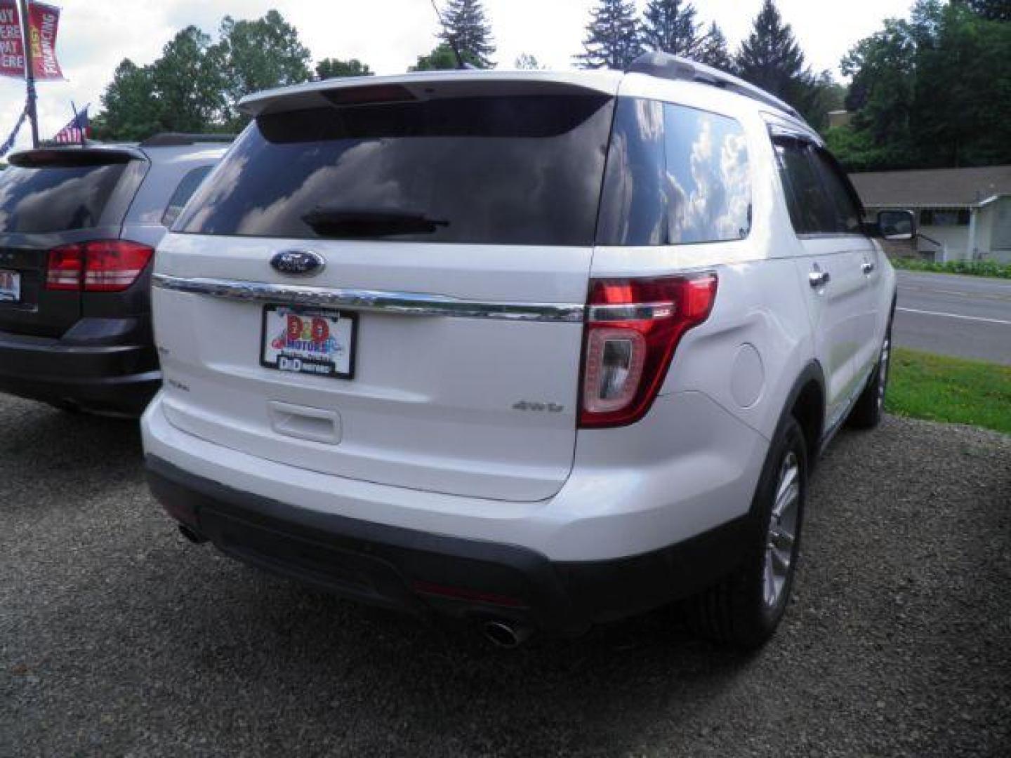 2012 White Ford Explorer XLT (1FMHK8D88CG) with an 3.5L V6 engine, AT transmission, located at 19521 New George's Creek Rd SW, Barton, MD, 21521, (301) 463-2404, 39.524323, -79.017906 - Photo#5