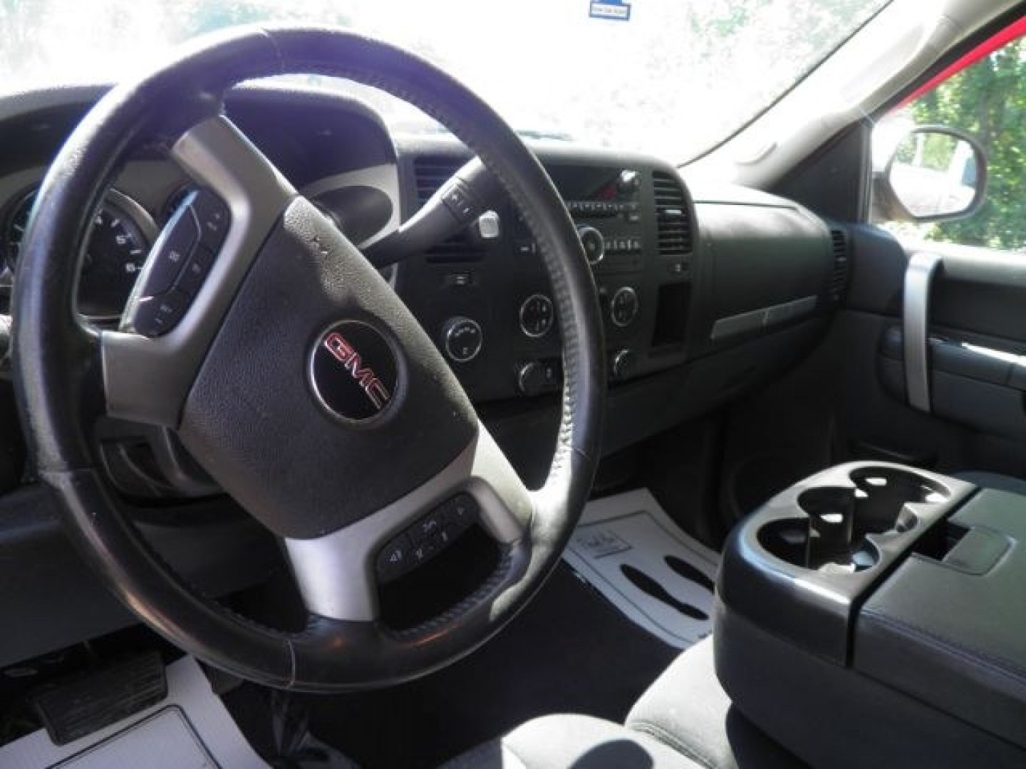 2013 RED GMC Sierra 1500 SLE (1GTR2VE79DZ) with an 4.8L V8 engine, AT transmission, located at 15520 McMullen Hwy SW, Belair, MD, 21502, (301) 729-3700, 39.581375, -78.846451- Photo#2