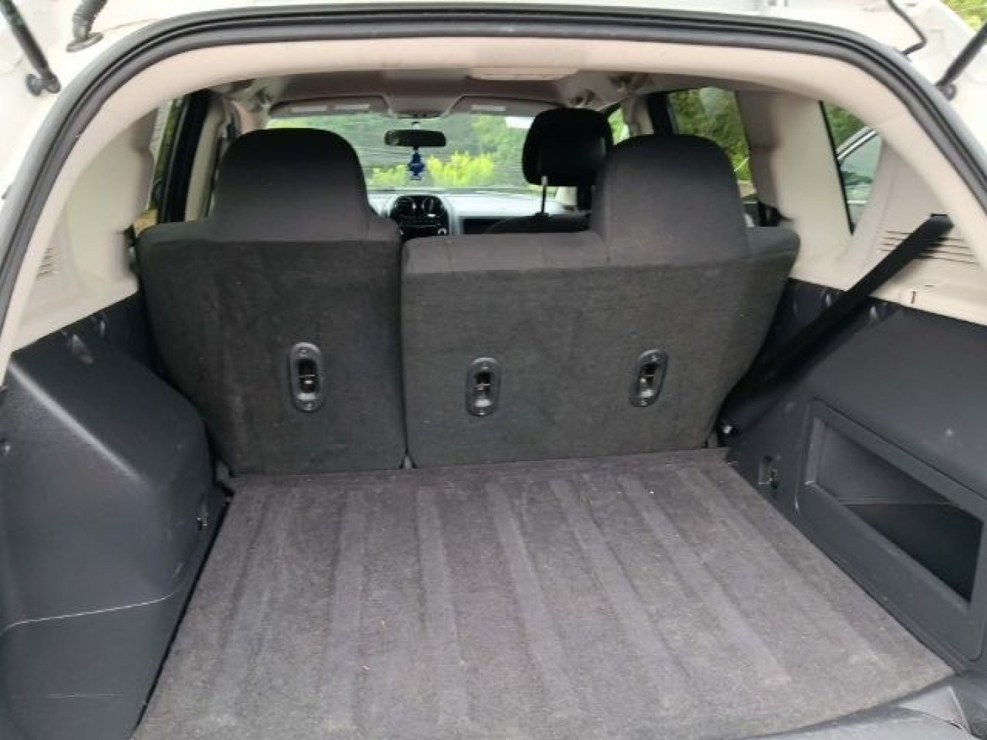 2013 WHITE Jeep Compass Latitude (1C4NJDEB6DD) with an 2.4L L4 engine, AT transmission, located at 19521 New George's Creek Rd SW, Barton, MD, 21521, (301) 463-2404, 39.524323, -79.017906- Photo#3