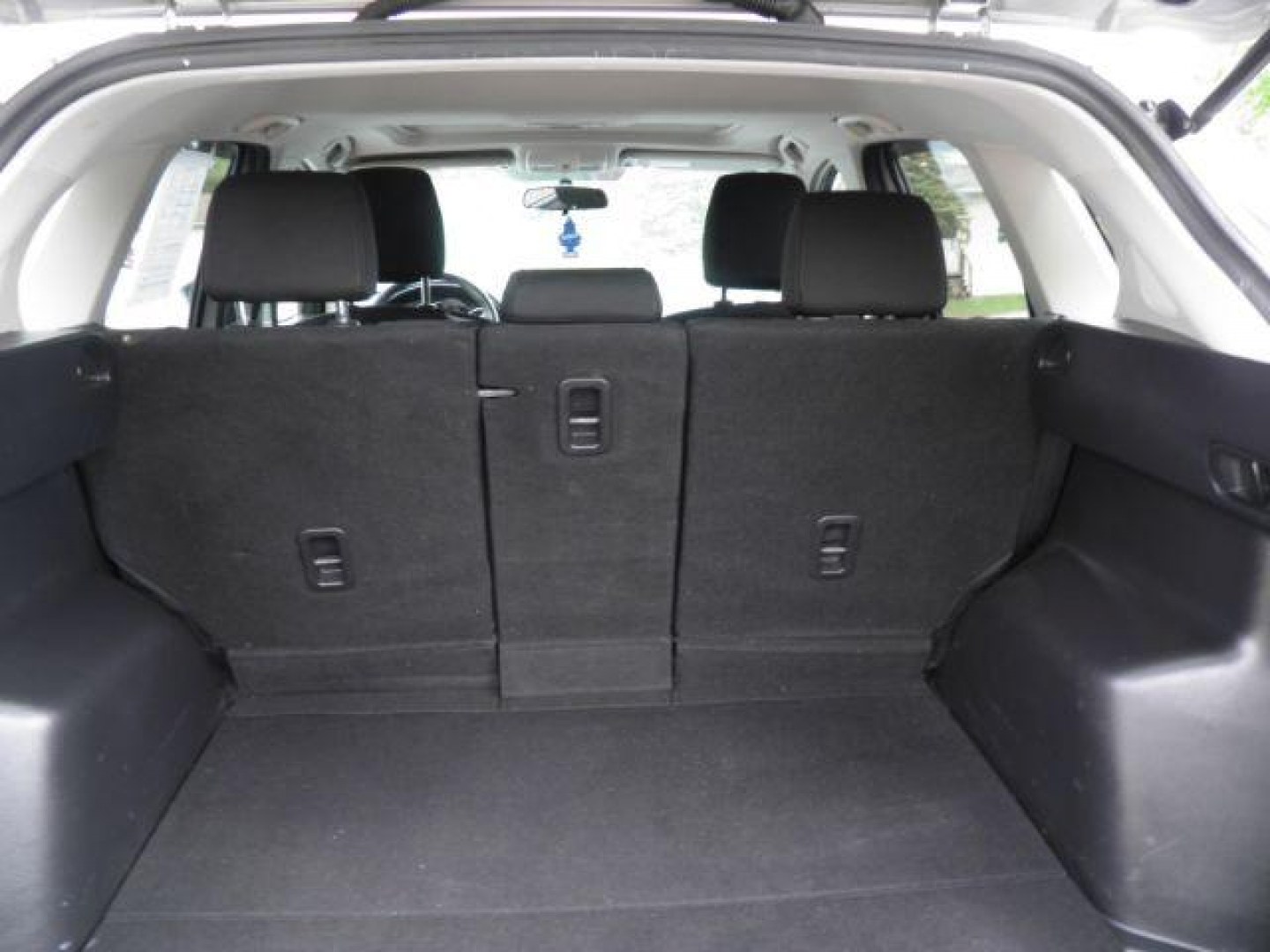 2013 SILVER Mazda CX-5 Touring (JM3KE4CE9D0) with an 2.4L L4 engine, CVT transmission, located at 19521 New George's Creek Rd SW, Barton, MD, 21521, (301) 463-2404, 39.524323, -79.017906- Photo#4