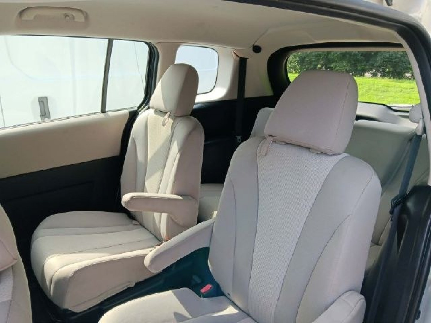 2013 WHITE Mazda Mazda5 Sport (JM1CW2BL5D0) with an 2.5 L4 engine, located at 19521 New George's Creek Rd SW, Barton, MD, 21521, (301) 463-2404, 39.524323, -79.017906- Photo#2