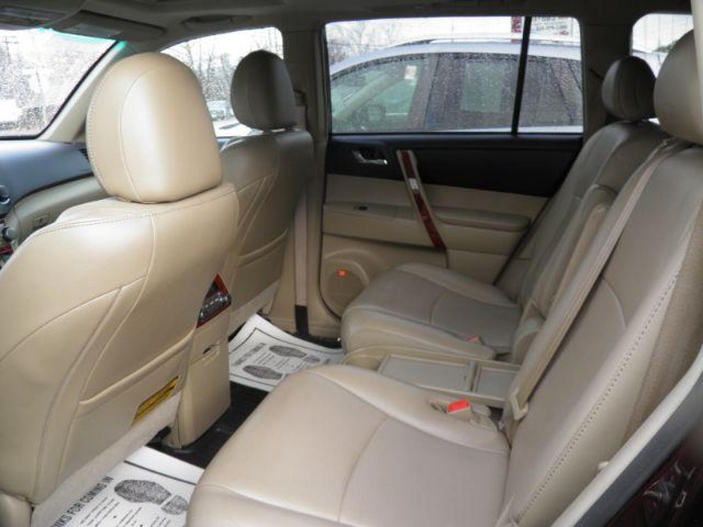 2013 Burgundy Toyota Highlander Limited V6 (5TDDK3EHXDS) with an 3.5L V6 engine, AT transmission, located at 15520 McMullen Hwy SW, Belair, MD, 21502, (301) 729-3700, 39.581375, -78.846451 - Photo#3