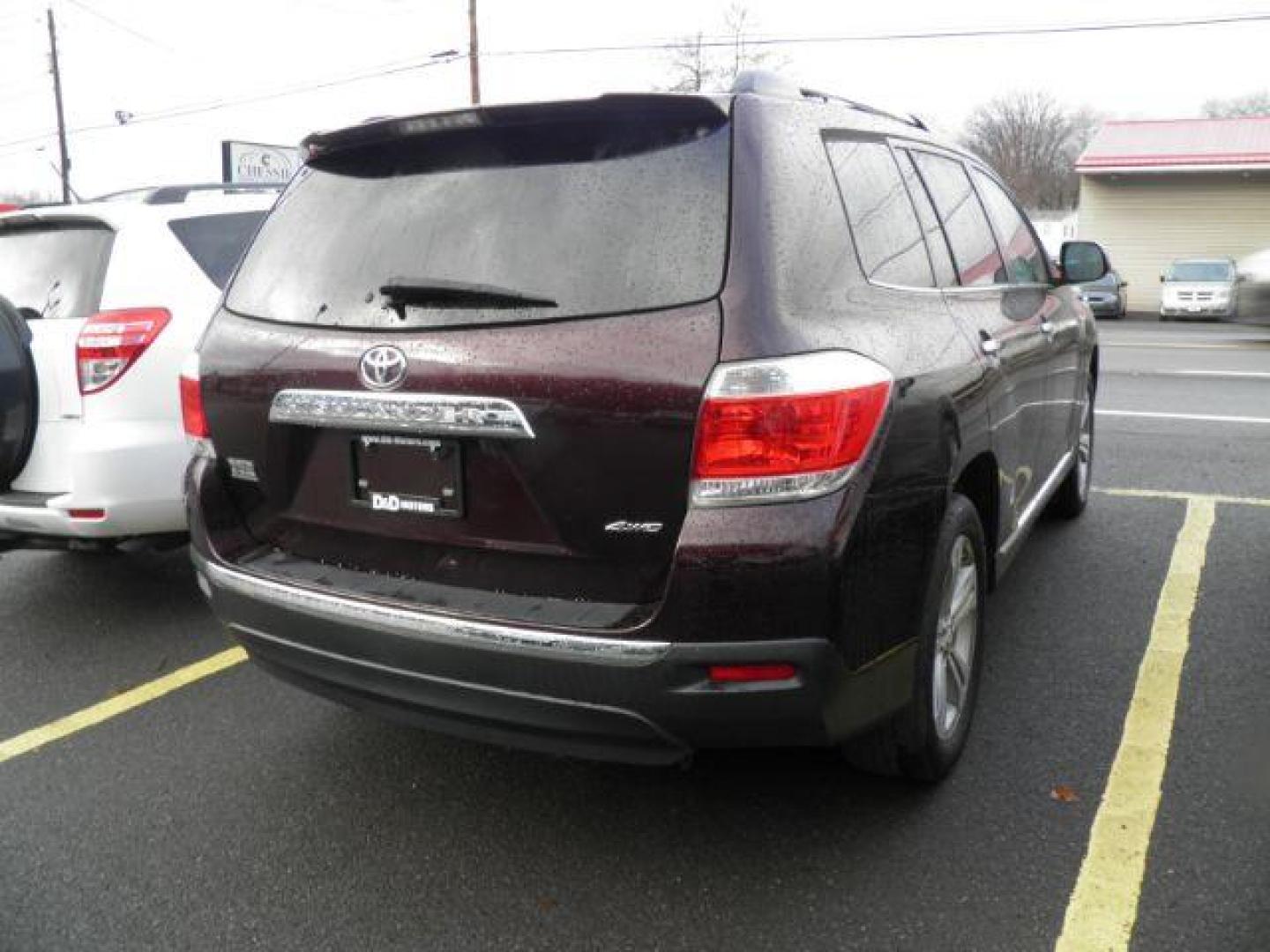 2013 Burgundy Toyota Highlander Limited V6 (5TDDK3EHXDS) with an 3.5L V6 engine, AT transmission, located at 15520 McMullen Hwy SW, Belair, MD, 21502, (301) 729-3700, 39.581375, -78.846451 - Photo#5