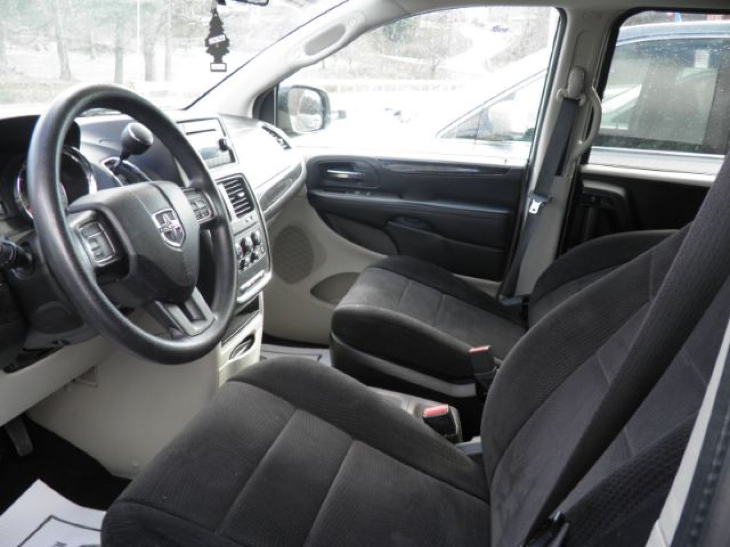 2014 White Dodge Grand Caravan SE (2C4RDGBG0ER) with an 3.6L V6 engine, AT transmission, located at 19521 New George's Creek Rd SW, Barton, MD, 21521, (301) 463-2404, 39.524323, -79.017906- Photo#1
