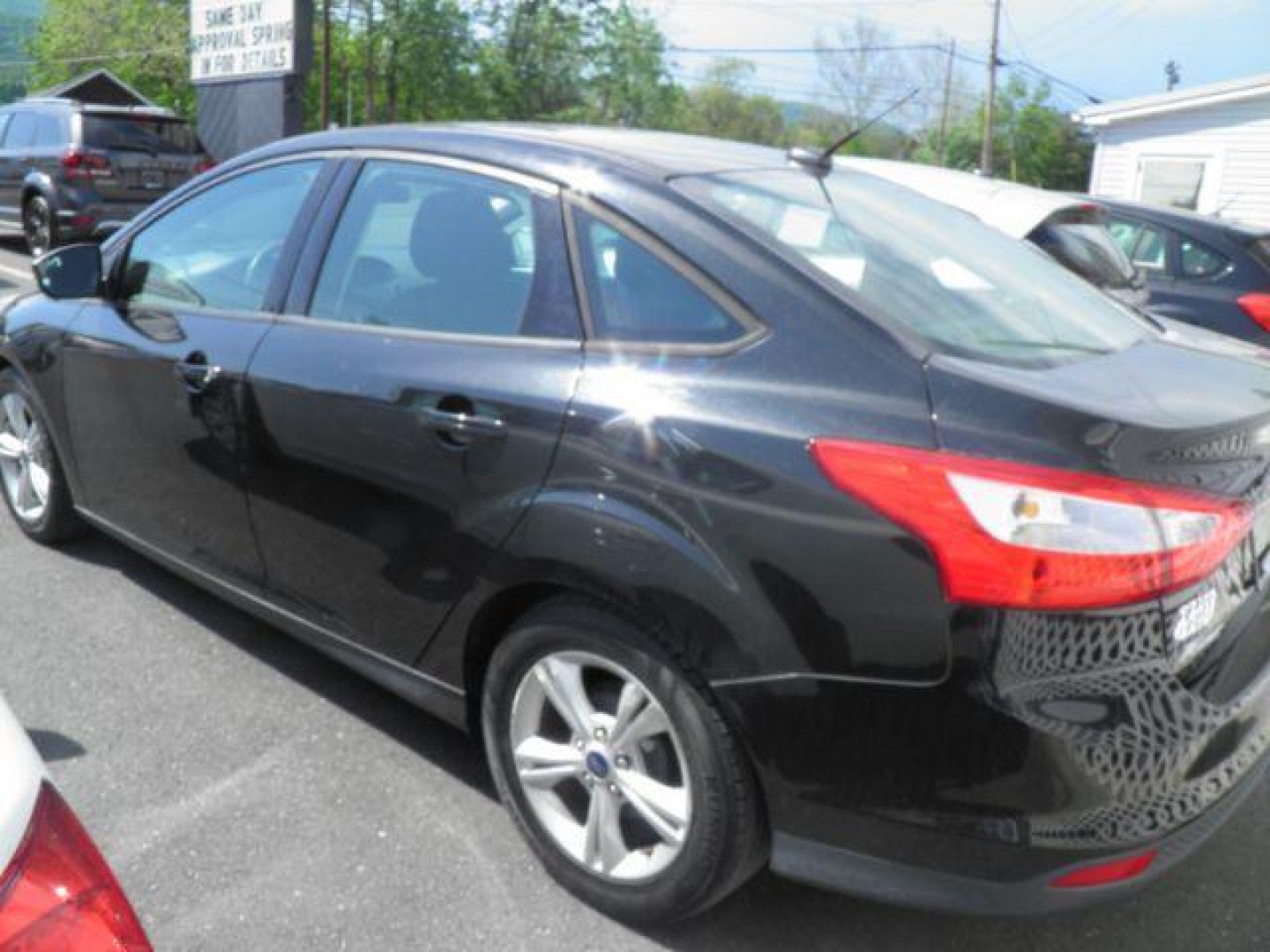2014 BLACK Ford Focus SE Sedan (1FADP3F21EL) with an 2.0L L4 engine, AT transmission, located at 15520 McMullen Hwy SW, Belair, MD, 21502, (301) 729-3700, 39.581375, -78.846451- Photo#4