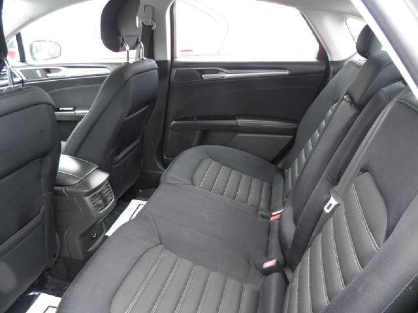 2014 SILVER Ford Fusion SE (3FA6P0H73ER) with an 2.5 L4 engine, AT transmission, located at 19521 New George's Creek Rd SW, Barton, MD, 21521, (301) 463-2404, 39.524323, -79.017906 - Photo#3