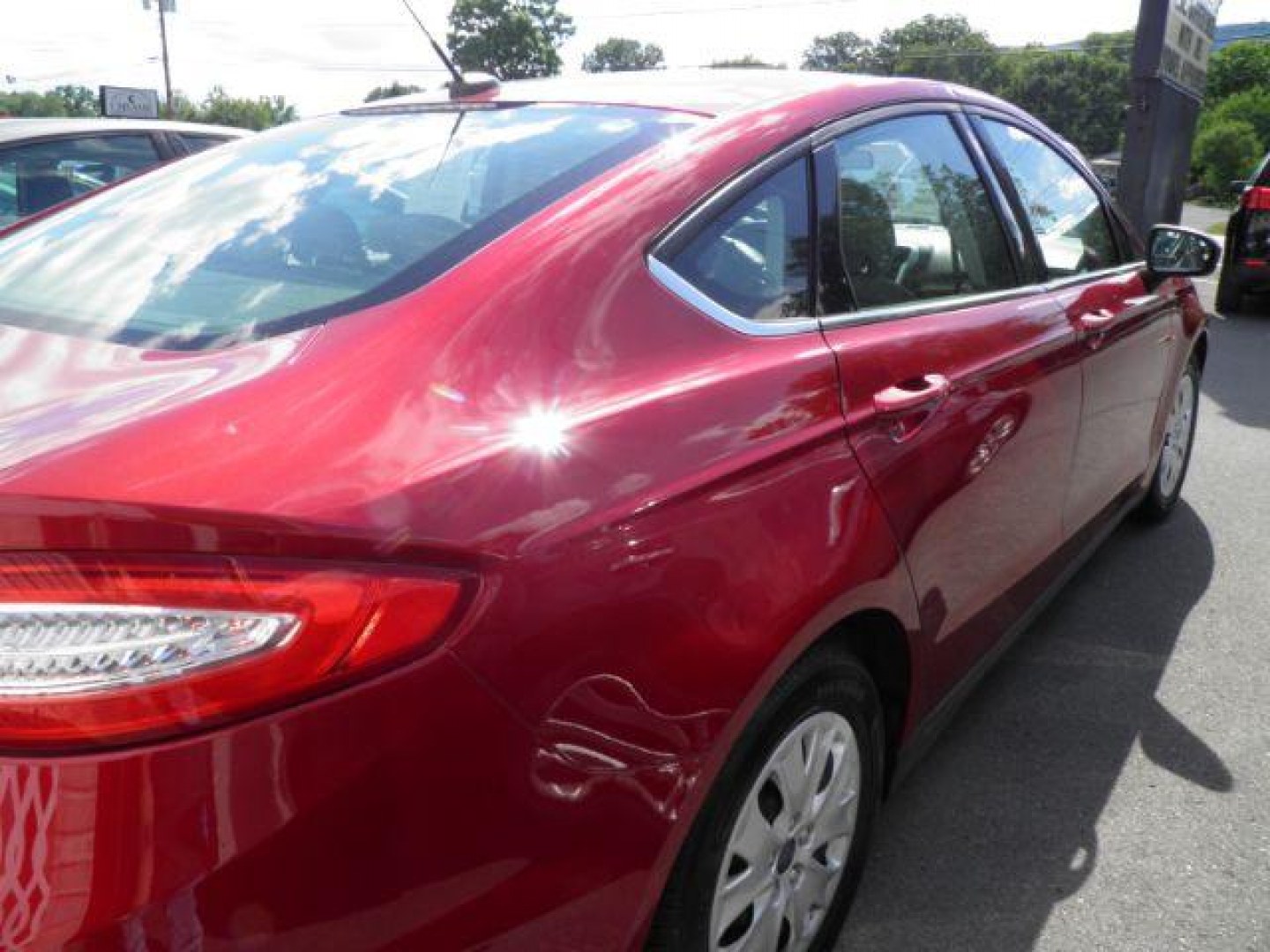 2014 RED Ford Fusion S (3FA6P0G75ER) with an 2.5 L4 engine, AT transmission, located at 15520 McMullen Hwy SW, Belair, MD, 21502, (301) 729-3700, 39.581375, -78.846451- Photo#4