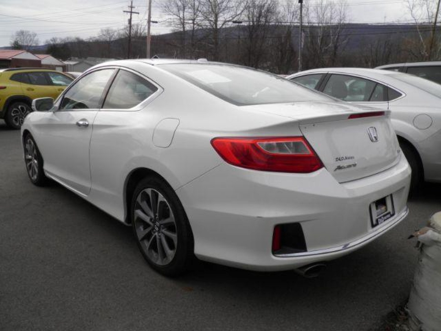 2014 White Honda Accord EX-L V6 Coupe AT (1HGCT2B85EA) with an 3.5L V6 engine, AT transmission, located at 19521 New George's Creek Rd SW, Barton, MD, 21521, (301) 463-2404, 39.524323, -79.017906 - Photo#4