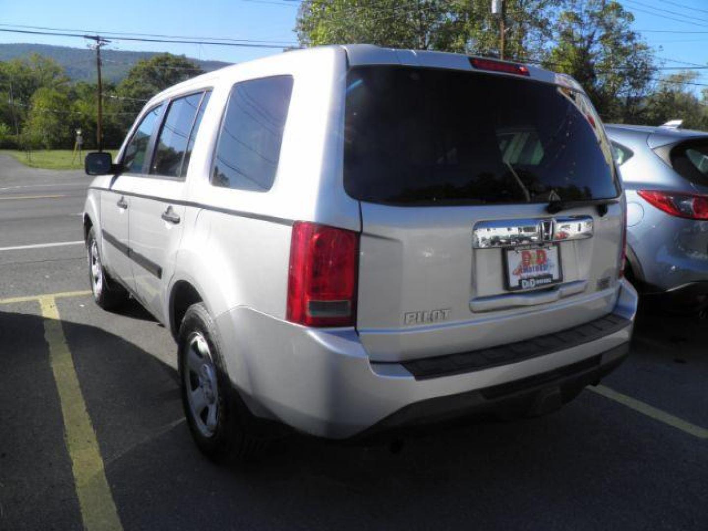 2014 Silver Honda Pilot LX (5FNYF3H20EB) with an 3.5L V6 engine, AT transmission, located at 15520 McMullen Hwy SW, Belair, MD, 21502, (301) 729-3700, 39.581375, -78.846451 - Photo#6