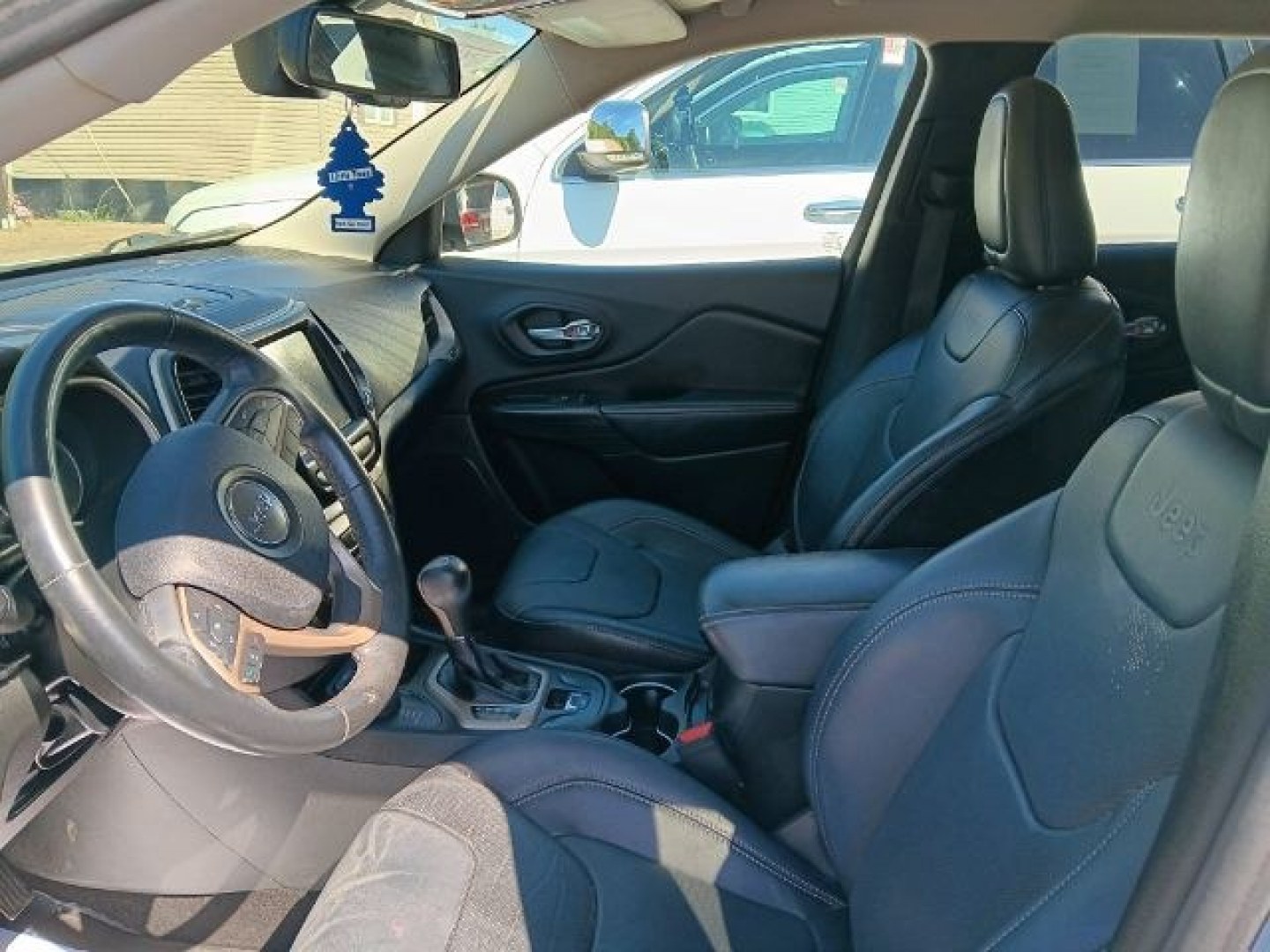 2014 WHITE Jeep Cherokee Limited (1C4PJMDB8EW) with an 3.2L V6 engine, AT transmission, located at 19521 New George's Creek Rd SW, Barton, MD, 21521, (301) 463-2404, 39.524323, -79.017906- Photo#1