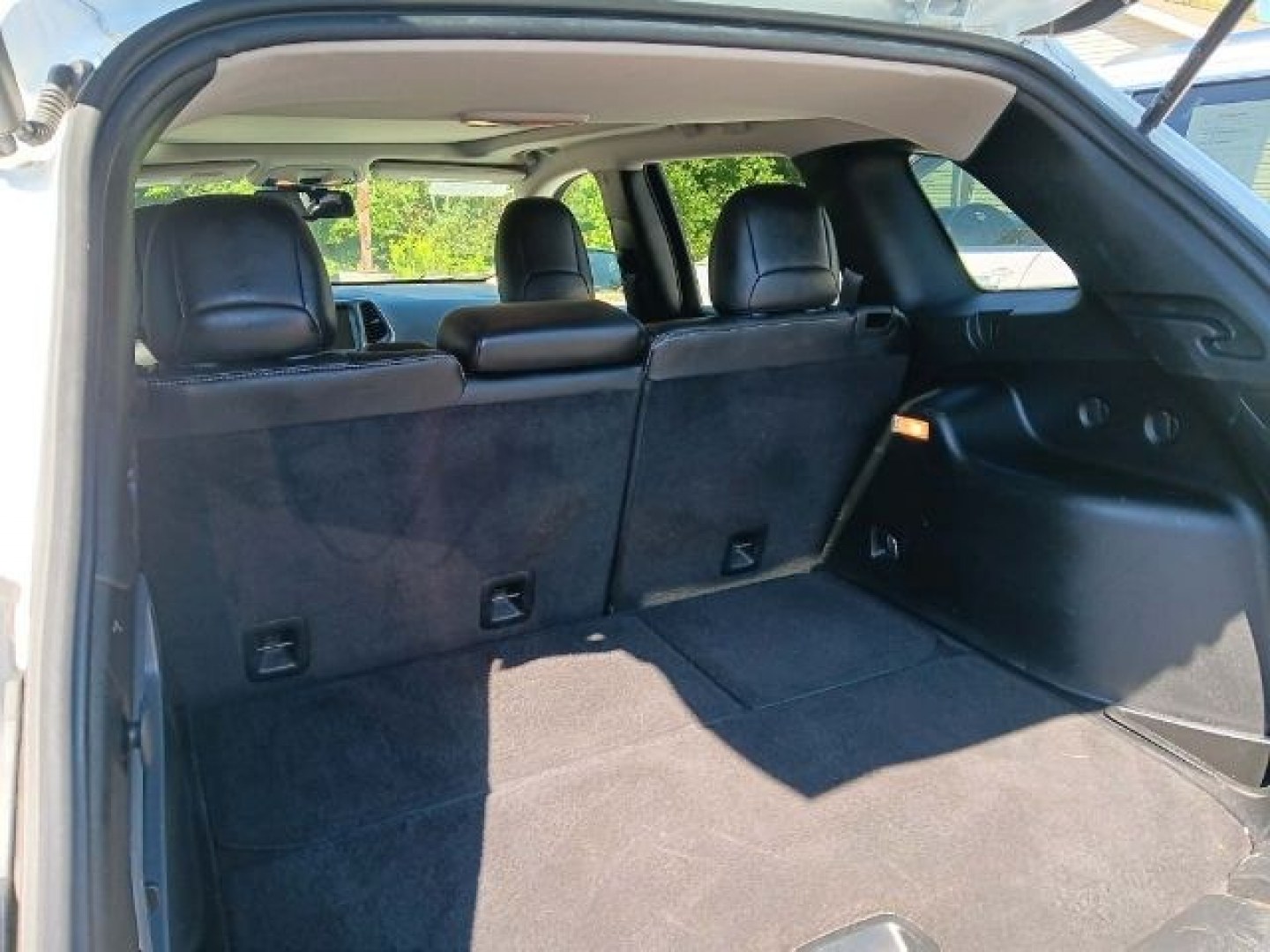 2014 WHITE Jeep Cherokee Limited (1C4PJMDB8EW) with an 3.2L V6 engine, AT transmission, located at 19521 New George's Creek Rd SW, Barton, MD, 21521, (301) 463-2404, 39.524323, -79.017906- Photo#3
