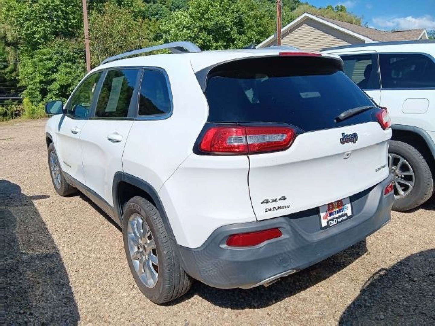 2014 WHITE Jeep Cherokee Limited (1C4PJMDB8EW) with an 3.2L V6 engine, AT transmission, located at 19521 New George's Creek Rd SW, Barton, MD, 21521, (301) 463-2404, 39.524323, -79.017906- Photo#4