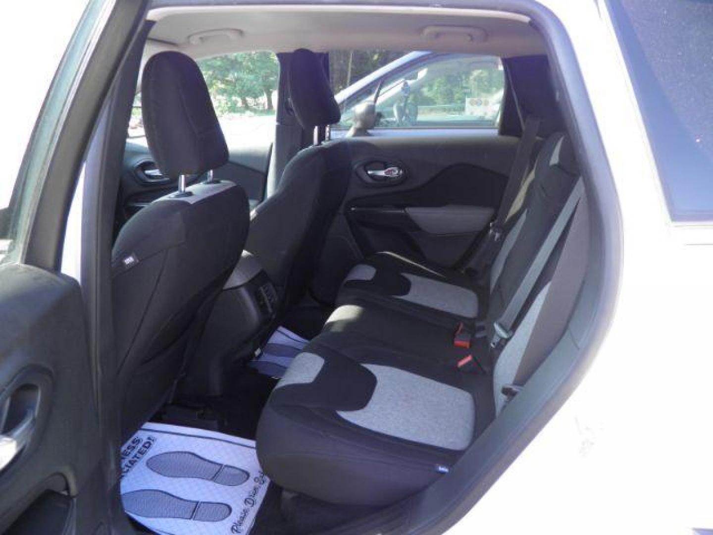 2014 WHITE Jeep Cherokee SUV (1C4PJLCS0EW) with an 3.2L V6 engine, AT transmission, located at 19521 New George's Creek Rd SW, Barton, MD, 21521, (301) 463-2404, 39.524323, -79.017906 - Photo#3