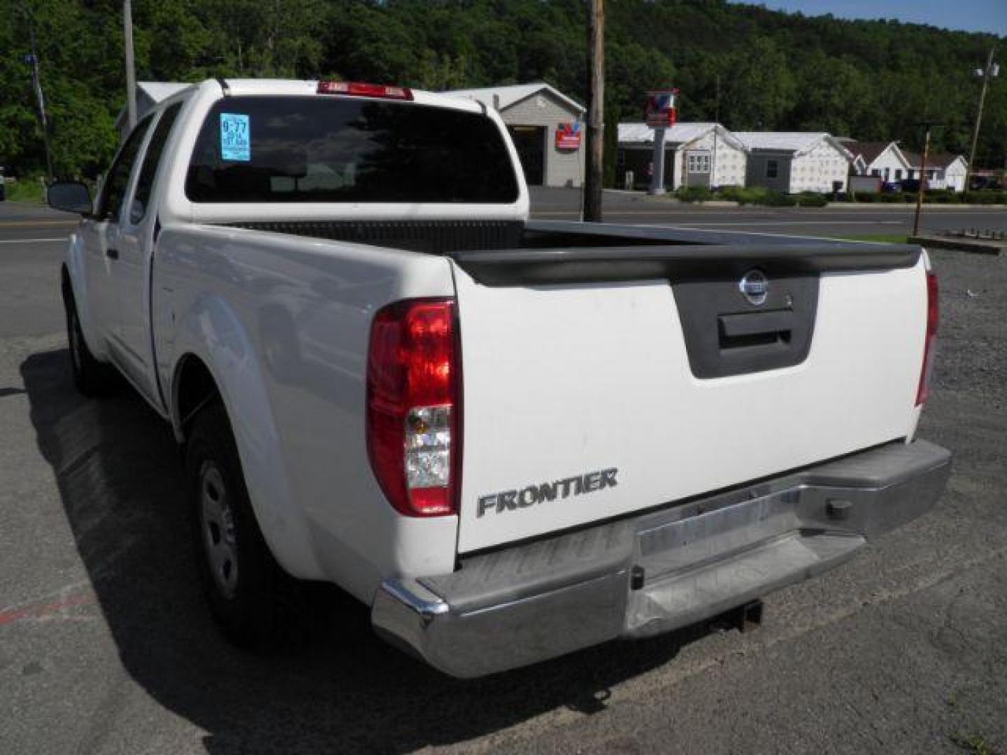 2014 WHITE Nissan Frontier S King Cab 5AT 2WD (1N6BD0CT0EN) with an 2.5 L4 engine, AT transmission, located at 19521 New George's Creek Rd SW, Barton, MD, 21521, (301) 463-2404, 39.524323, -79.017906 - Photo#3