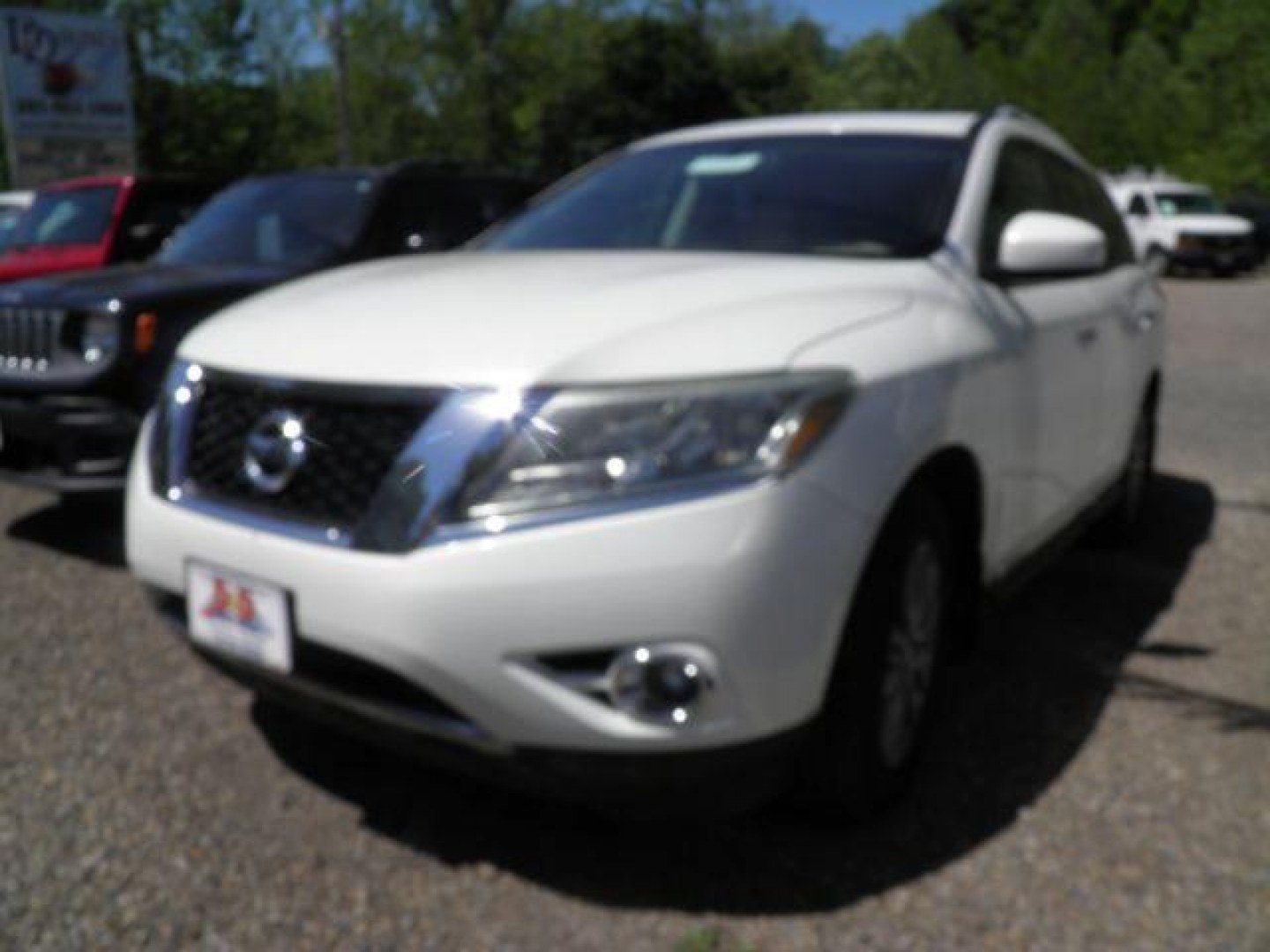 2014 WHITE Nissan Pathfinder SL (5N1AR2MMXEC) with an 3.5L V6 engine, located at 19521 New George's Creek Rd SW, Barton, MD, 21521, (301) 463-2404, 39.524323, -79.017906- Photo#0