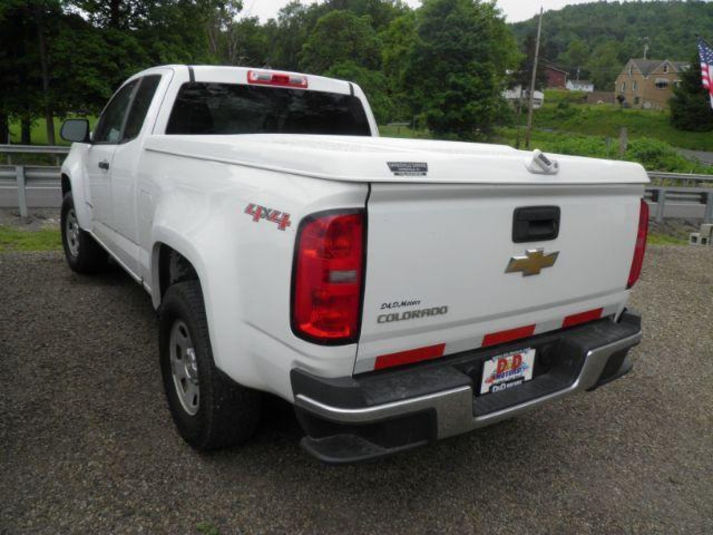 2015 White Chevrolet Colorado WT (1GCHTAEA6F1) with an 2.5L I4 engine, AT transmission, located at 15520 McMullen Hwy SW, Belair, MD, 21502, (301) 729-3700, 39.581375, -78.846451 - Photo#4