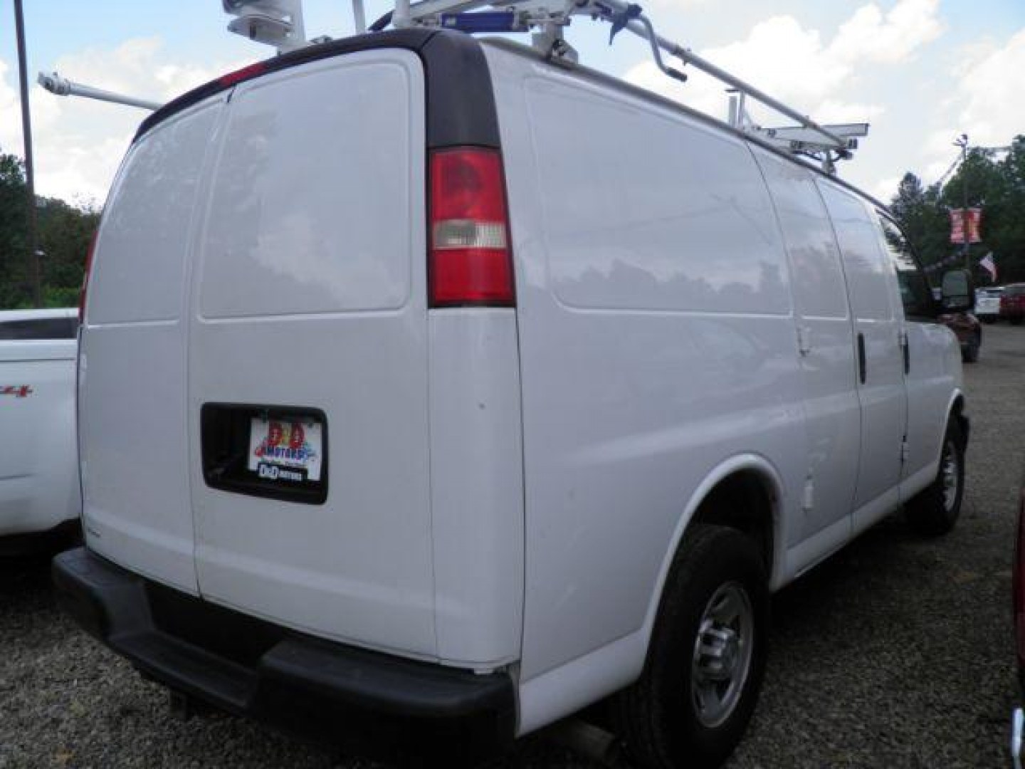 2015 White Chevrolet Express 2500 Work Van (1GCWGFCFXF1) with an 4.8L V8 engine, AT transmission, located at 15520 McMullen Hwy SW, Belair, MD, 21502, (301) 729-3700, 39.581375, -78.846451 - Photo#4