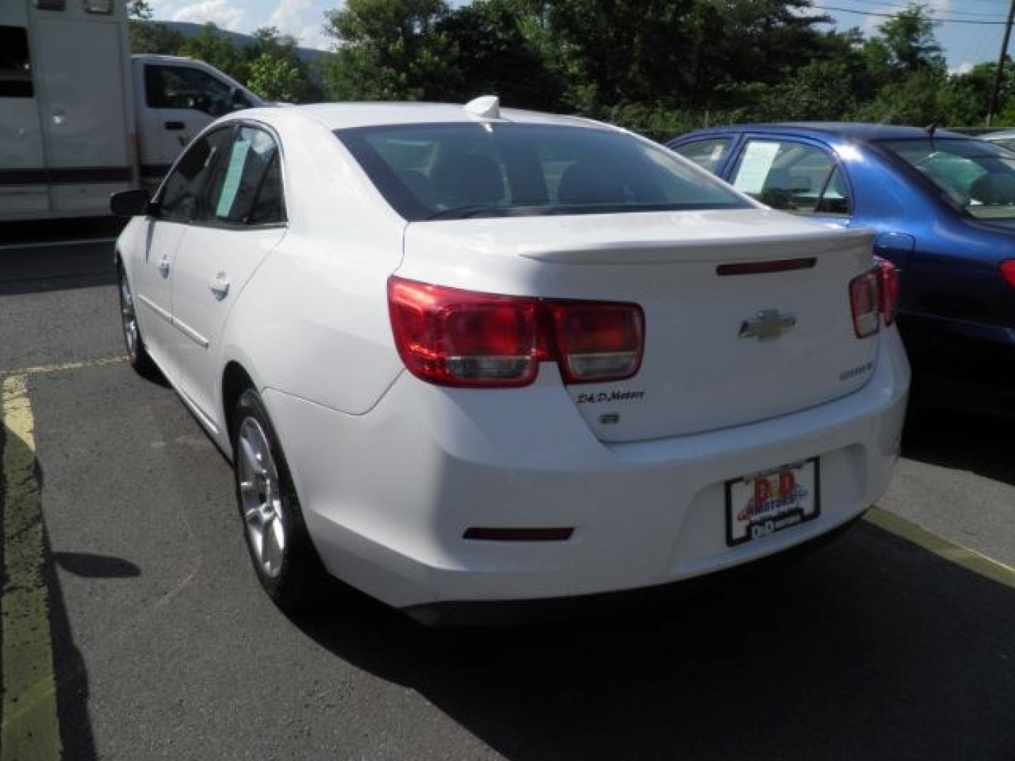 2015 WHITE Chevrolet Malibu 1LT (1G11C5SL5FF) with an 2.5 L4 engine, AT transmission, located at 15520 McMullen Hwy SW, Belair, MD, 21502, (301) 729-3700, 39.581375, -78.846451- Photo#4