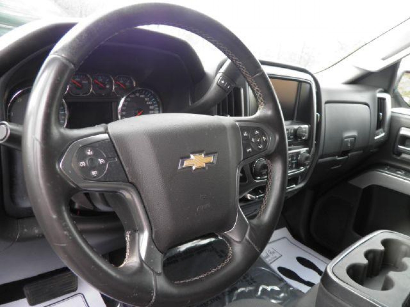 2015 WHITE Chevrolet Silverado 1500 2LT (3GCUKRECXFG) with an 3.4L V6 engine, AT transmission, located at 19521 New George's Creek Rd SW, Barton, MD, 21521, (301) 463-2404, 39.524323, -79.017906- Photo#2