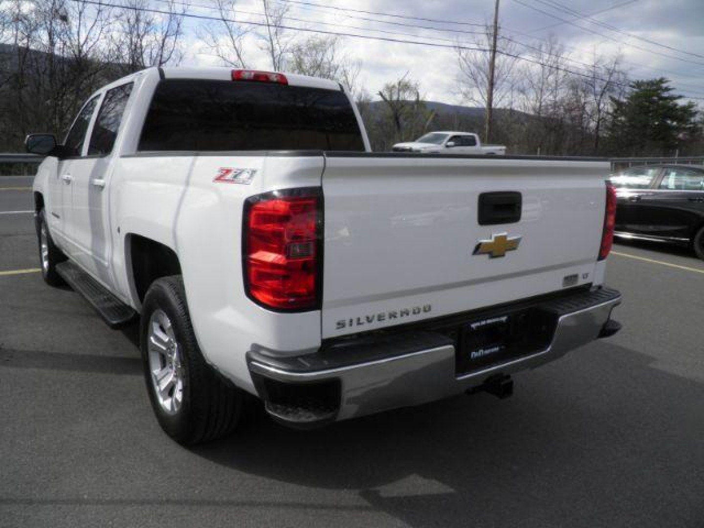 2015 WHITE Chevrolet Silverado 1500 2LT (3GCUKRECXFG) with an 3.4L V6 engine, AT transmission, located at 19521 New George's Creek Rd SW, Barton, MD, 21521, (301) 463-2404, 39.524323, -79.017906- Photo#4
