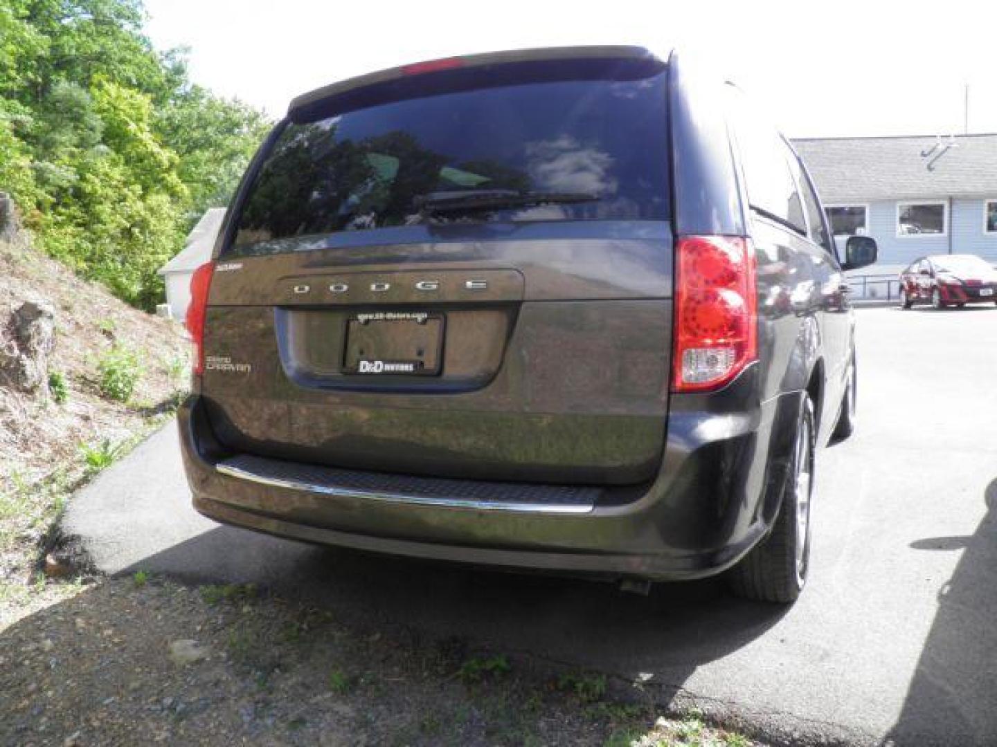 2015 GRAY Dodge Grand Caravan SE (2C4RDGBG0FR) with an 3.6l V6 engine, AT transmission, located at 15520 McMullen Hwy SW, Belair, MD, 21502, (301) 729-3700, 39.581375, -78.846451 - Photo#5